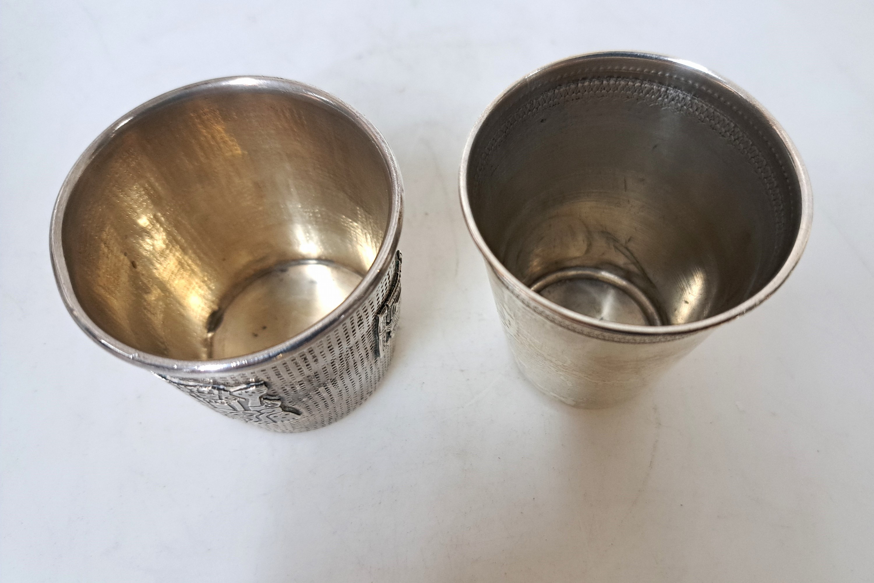 Detail a: 2 Silberbecher, 20.Jh.,, Becher mit atztekischen Motiven, 925er, 68g; Becher mit Zierleiste, 900er, 31g