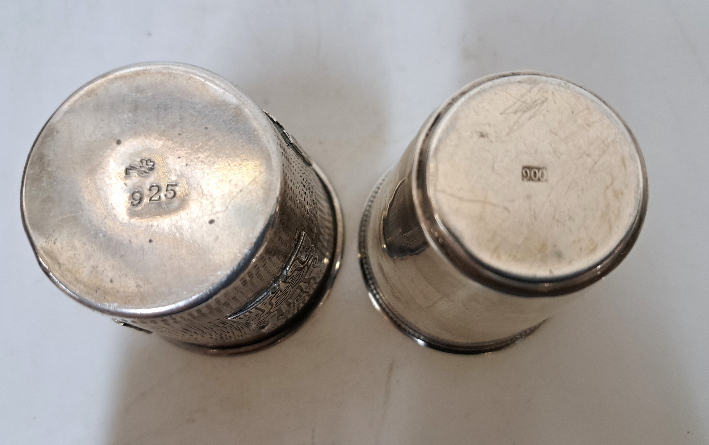 Detail b: 2 Silberbecher, 20.Jh.,, Becher mit atztekischen Motiven, 925er, 68g; Becher mit Zierleiste, 900er, 31g