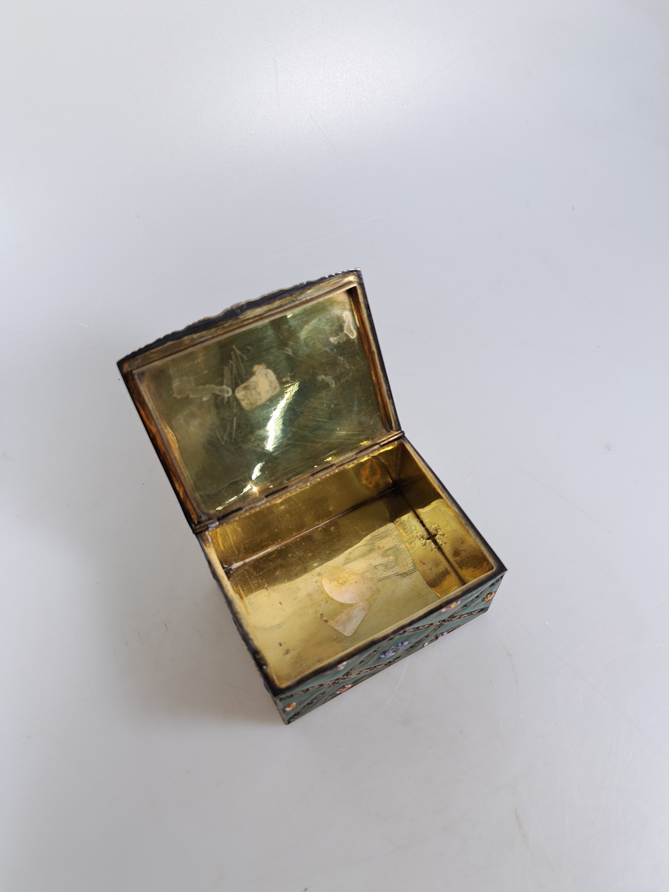 Detail g: Deckeldose mit Emaildekor, Frankreich, 2.Hälfte 19.Jh., Silber geprüft, innenvergoldet, rautenförmig gegliederter Streublumendekor, grüngrundiger ...