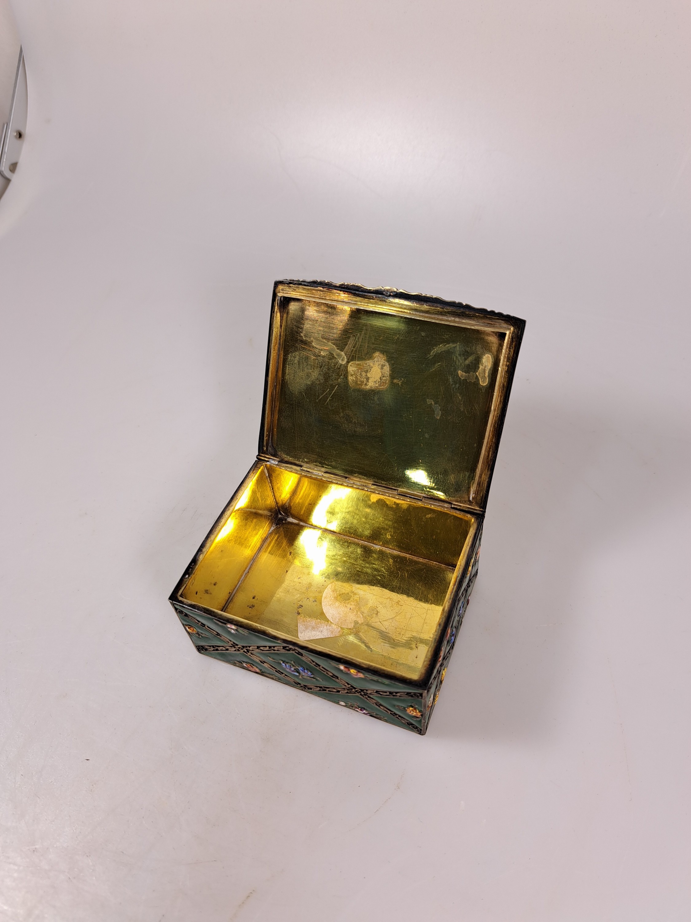 Detail h: Deckeldose mit Emaildekor, Frankreich, 2.Hälfte 19.Jh., Silber geprüft, innenvergoldet, rautenförmig gegliederter Streublumendekor, grüngrundiger ...