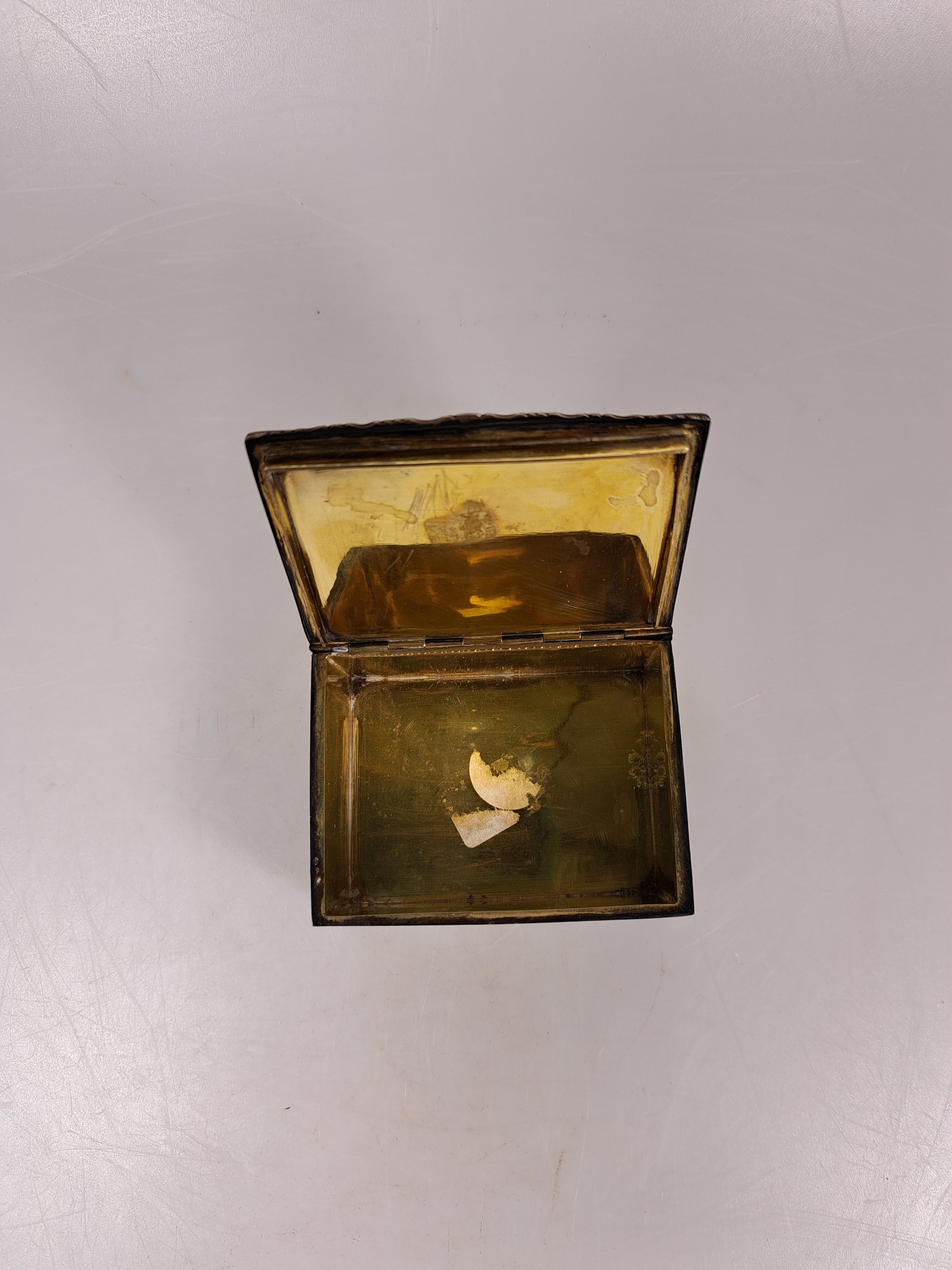 Detail i: Deckeldose mit Emaildekor, Frankreich, 2.Hälfte 19.Jh., Silber geprüft, innenvergoldet, rautenförmig gegliederter Streublumendekor, grüngrundiger ...