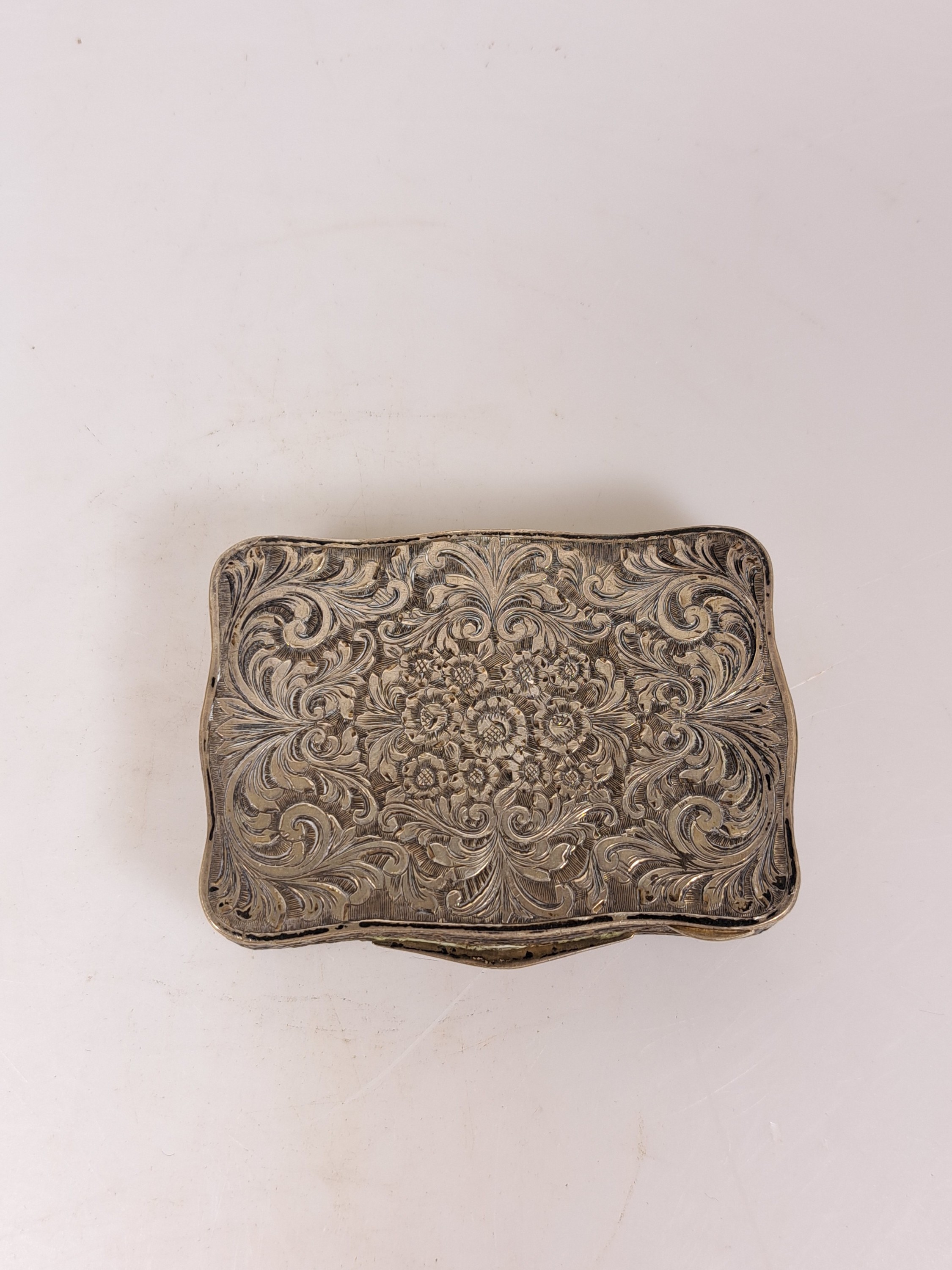 Detail e: Deckeldose, wohl Mario Buccelati, Italien, 20.Jh., 800er-Silber, innenvergoldet, graviert/ziseliert, Deckel mit dem Motiv der Simonetta Vespucci nach ...