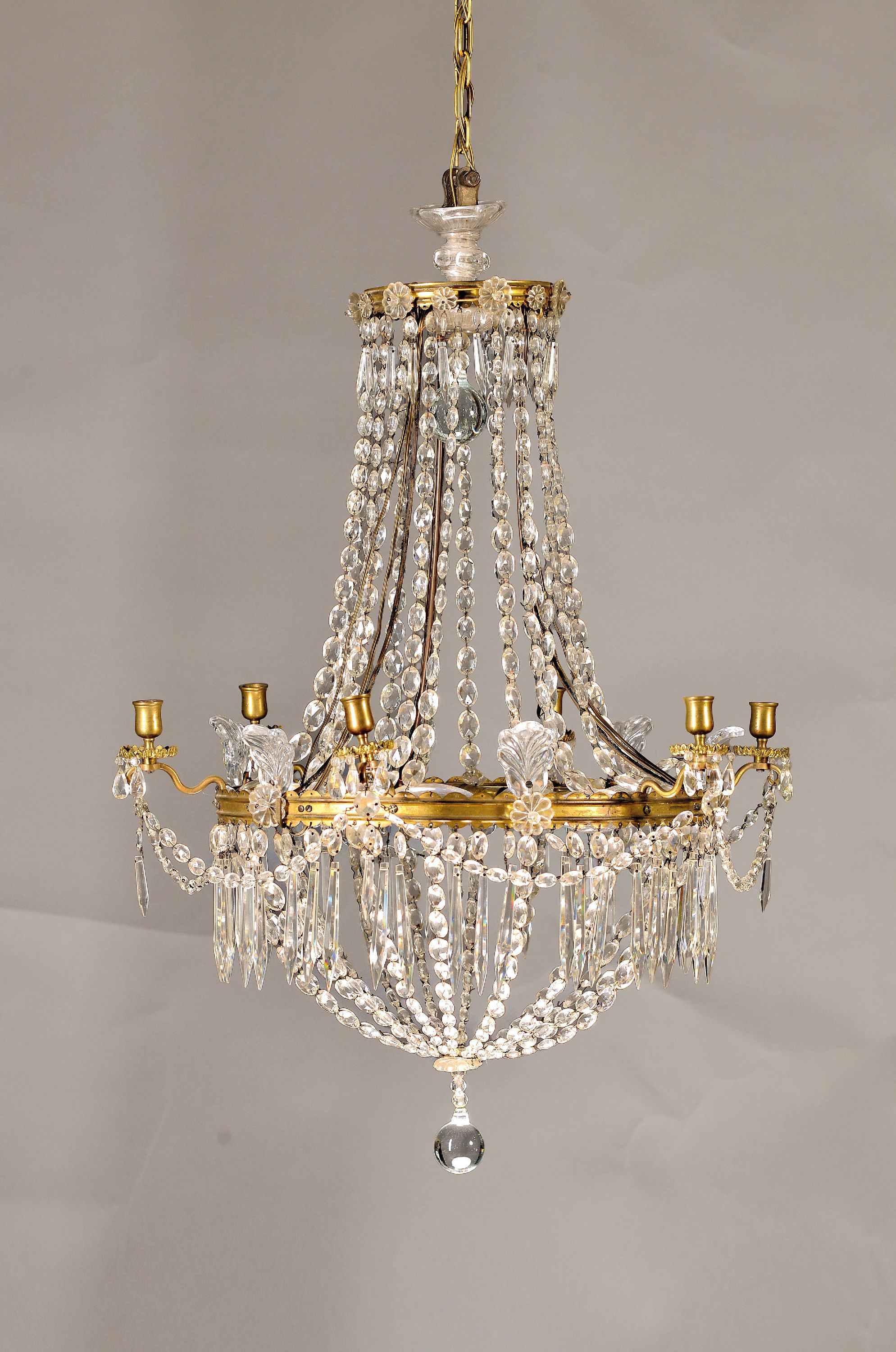 Korblüster, um 1900, Messingkropus mit Glasbehang, 6 elektrifizierte Brennstellen und6 herkömmliche Kerzenhalter, Alterssp., H. 70cm D. 55cm, ...