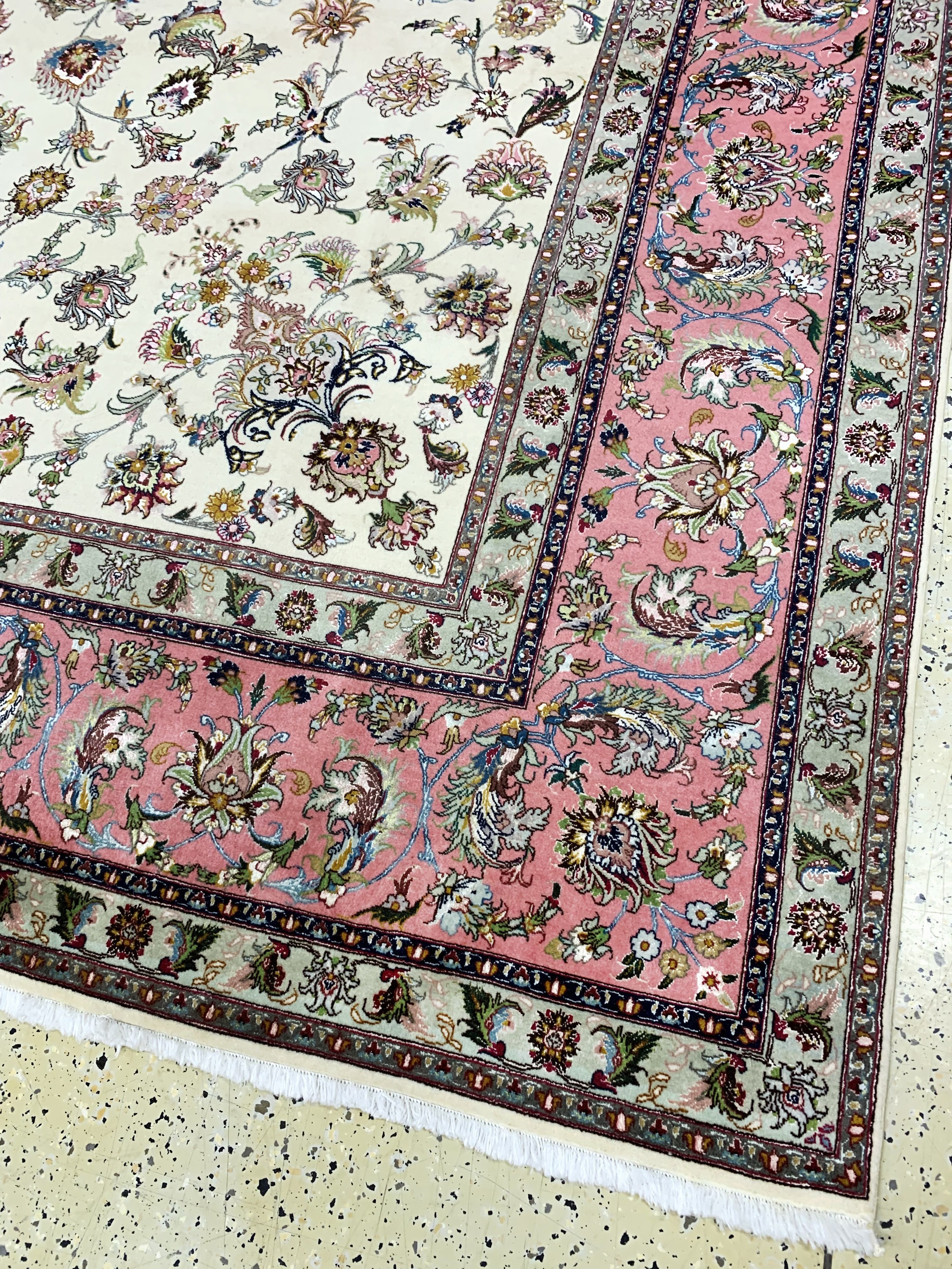 Detail e: Täbriz fein(50 Raj), Persien, Ende 20.Jhd, Korkwolle mit Seide, ca. 400 x 300 cm, ca. 500.000 Kn/qm, EHZ: 1-2
