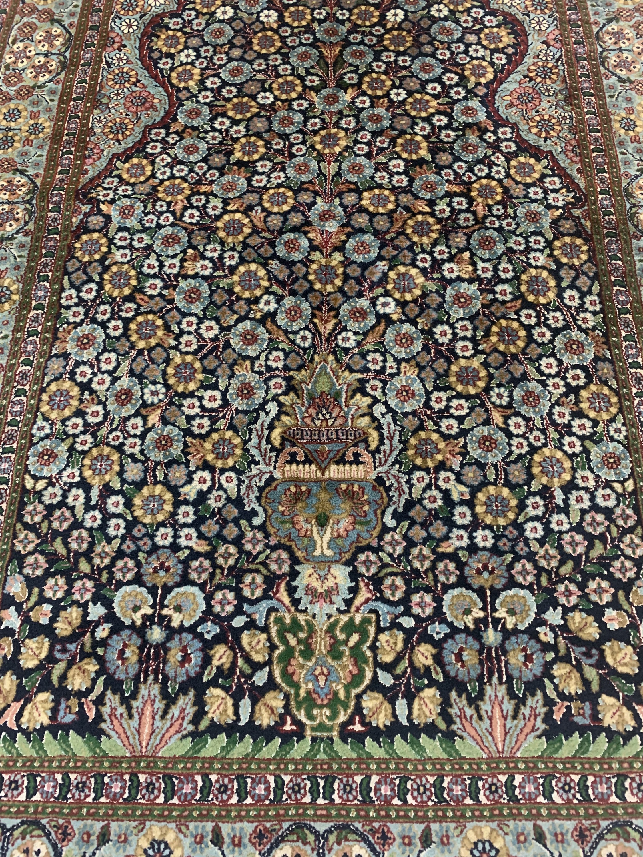 Detail d: Lahor fein, Pakistan, Mitte 20.Jhd, Korkwolle mit Seide, ca. 193 x 122 cm, EHZ: 2