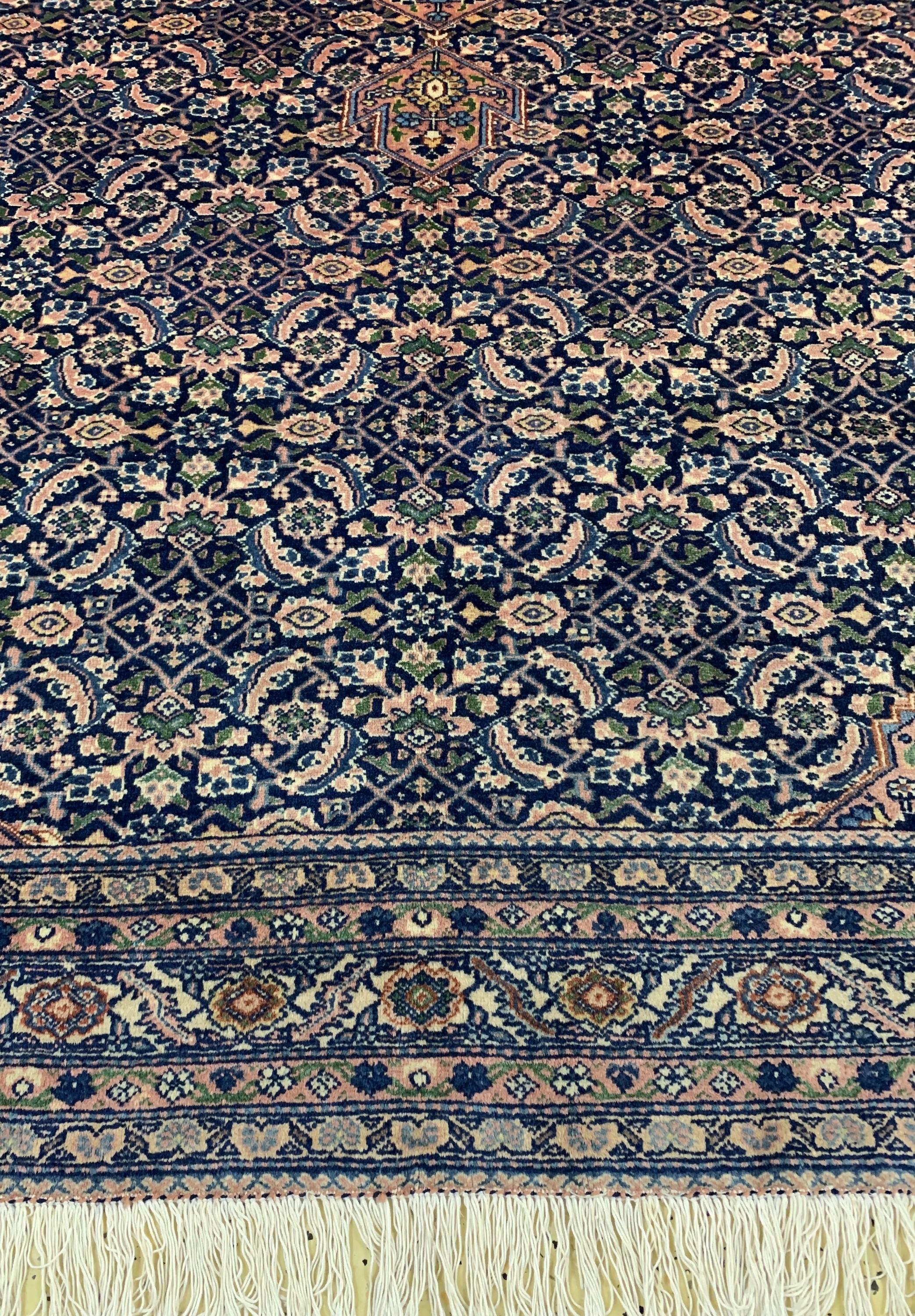 Detail b: Ardebil antik, Persien, um 1900, Wolle auf Baumwolle, ca. 332 x 243 cm, EHZ: 3, (Fransen erneuert)