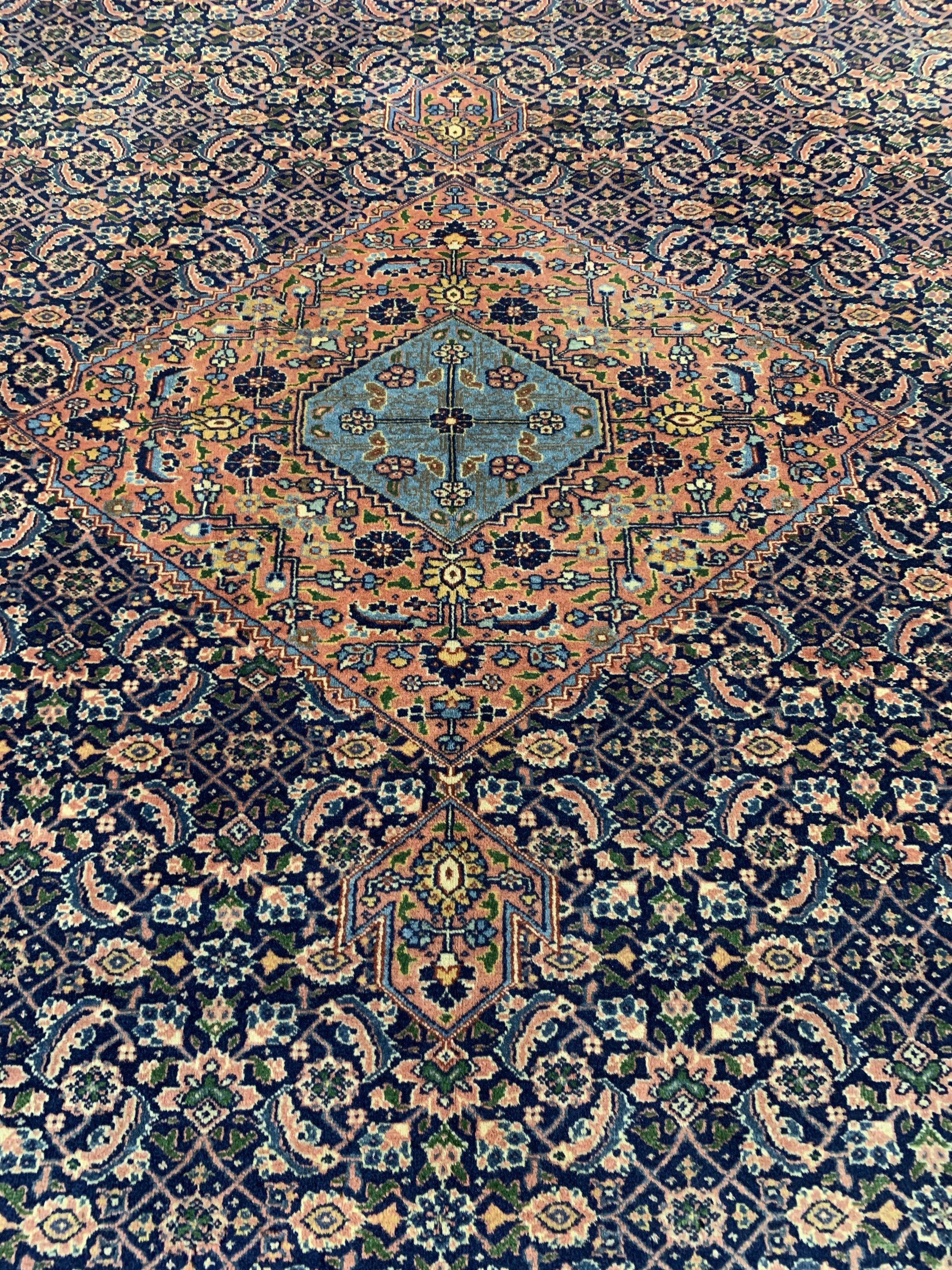 Detail d: Ardebil antik, Persien, um 1900, Wolle auf Baumwolle, ca. 332 x 243 cm, EHZ: 3, (Fransen erneuert)
