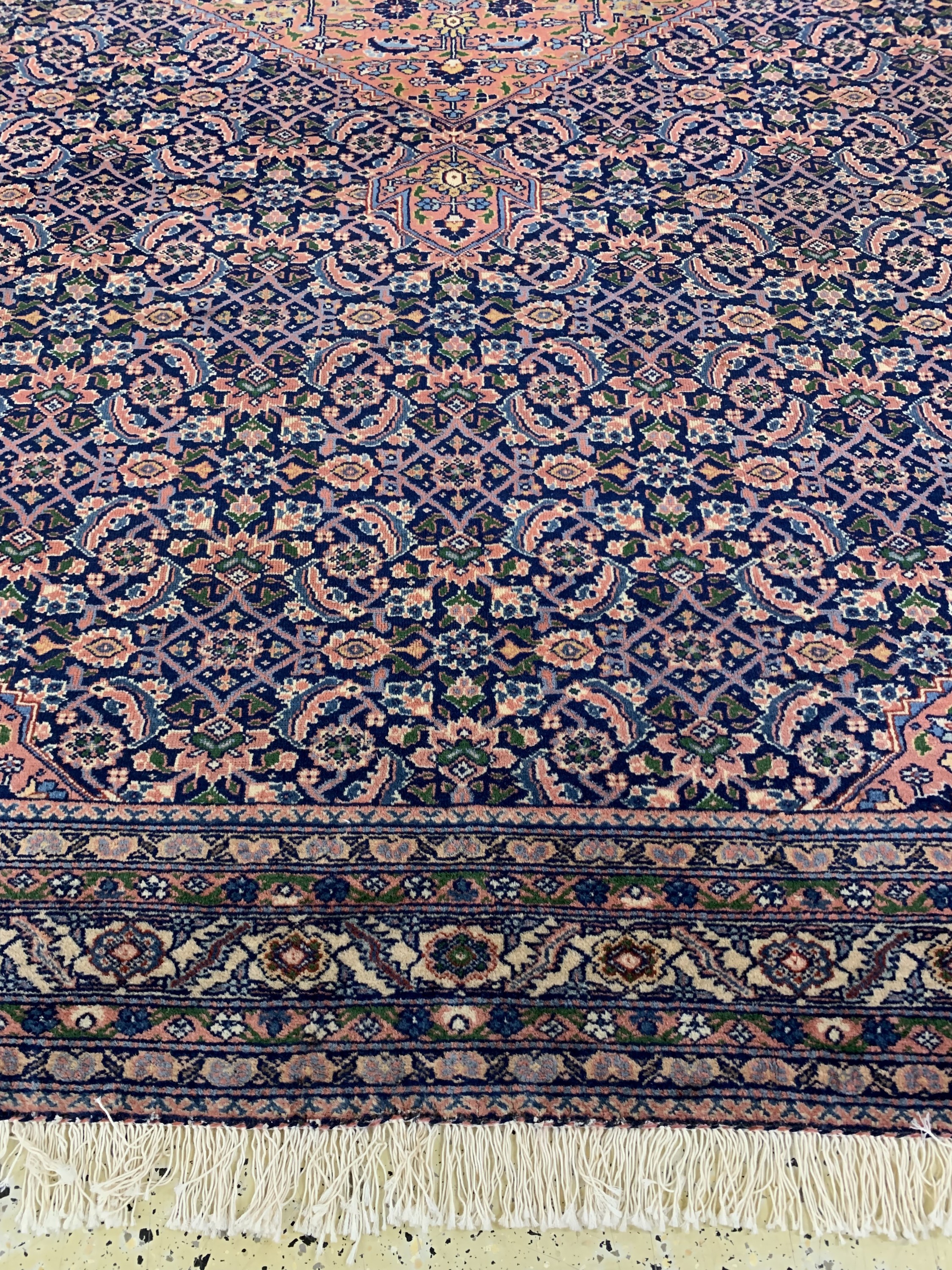 Detail f: Ardebil antik, Persien, um 1900, Wolle auf Baumwolle, ca. 332 x 243 cm, EHZ: 3, (Fransen erneuert)