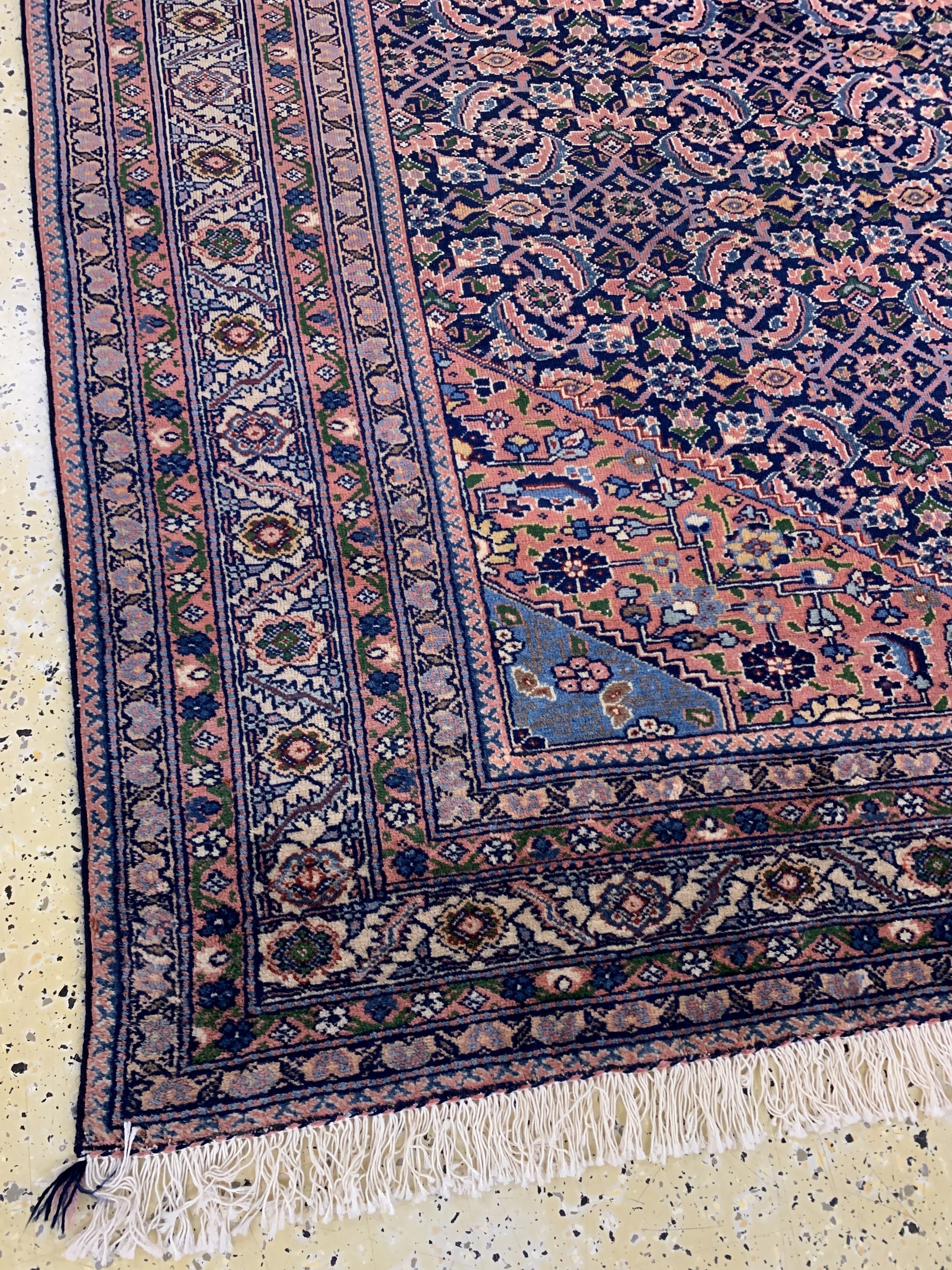 Detail g: Ardebil antik, Persien, um 1900, Wolle auf Baumwolle, ca. 332 x 243 cm, EHZ: 3, (Fransen erneuert)