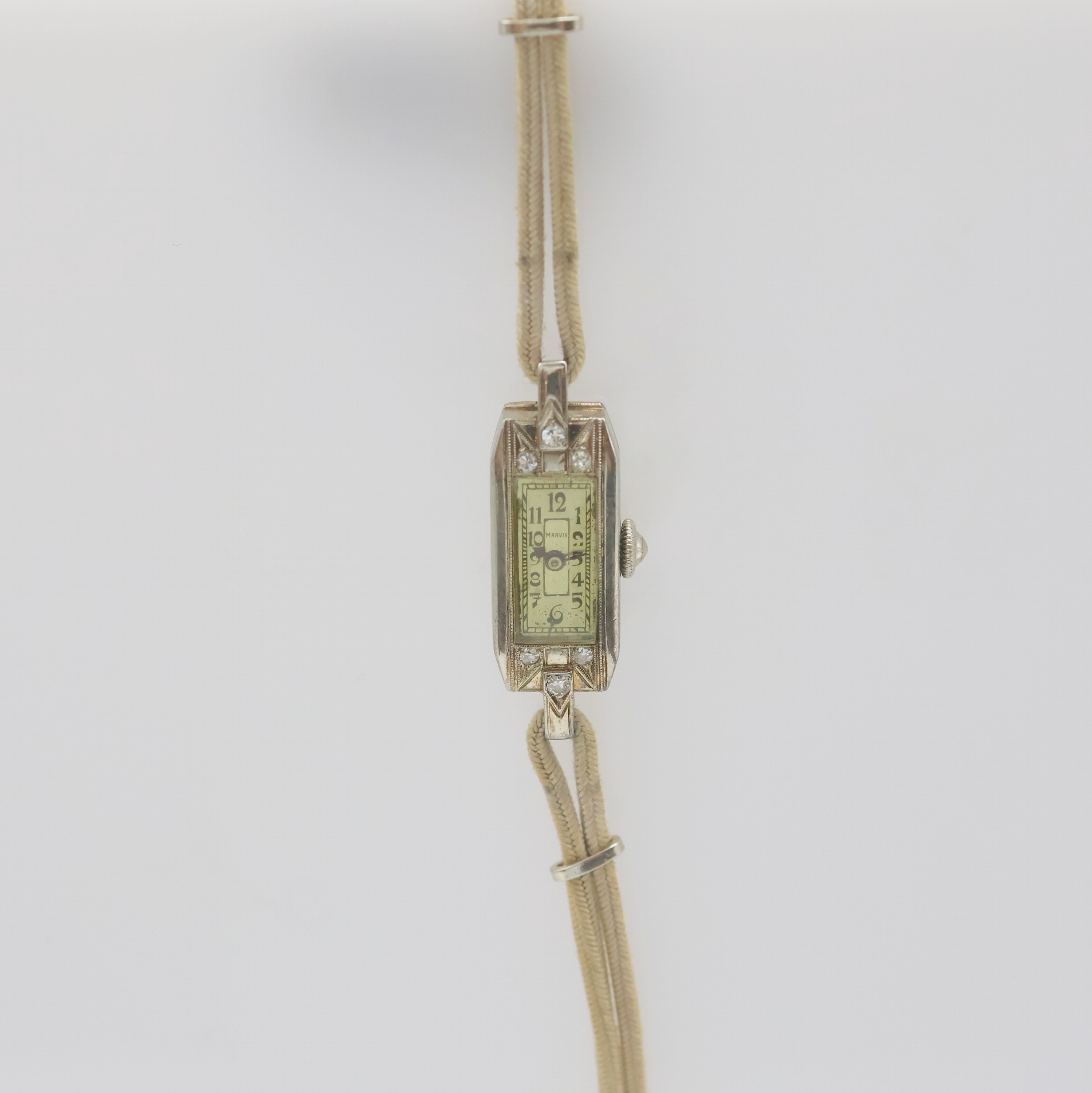 MARVIN Art-Déco Damenarmbanduhr in WG 750/000, Schweiz um 1925, Handaufzug, rechteckig. Scharniergeh. m. Schlaufen- Anstößen, Front m. ...