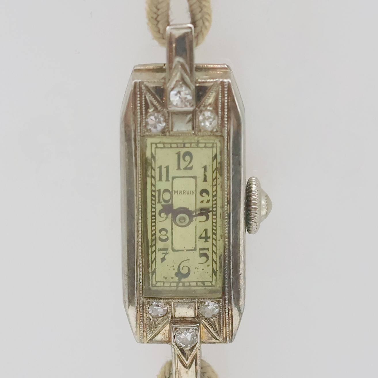 Detail a: MARVIN Art-Déco Damenarmbanduhr in WG 750/000, Schweiz um 1925, Handaufzug, rechteckig. Scharniergeh. m. Schlaufen- Anstößen, Front m. ...