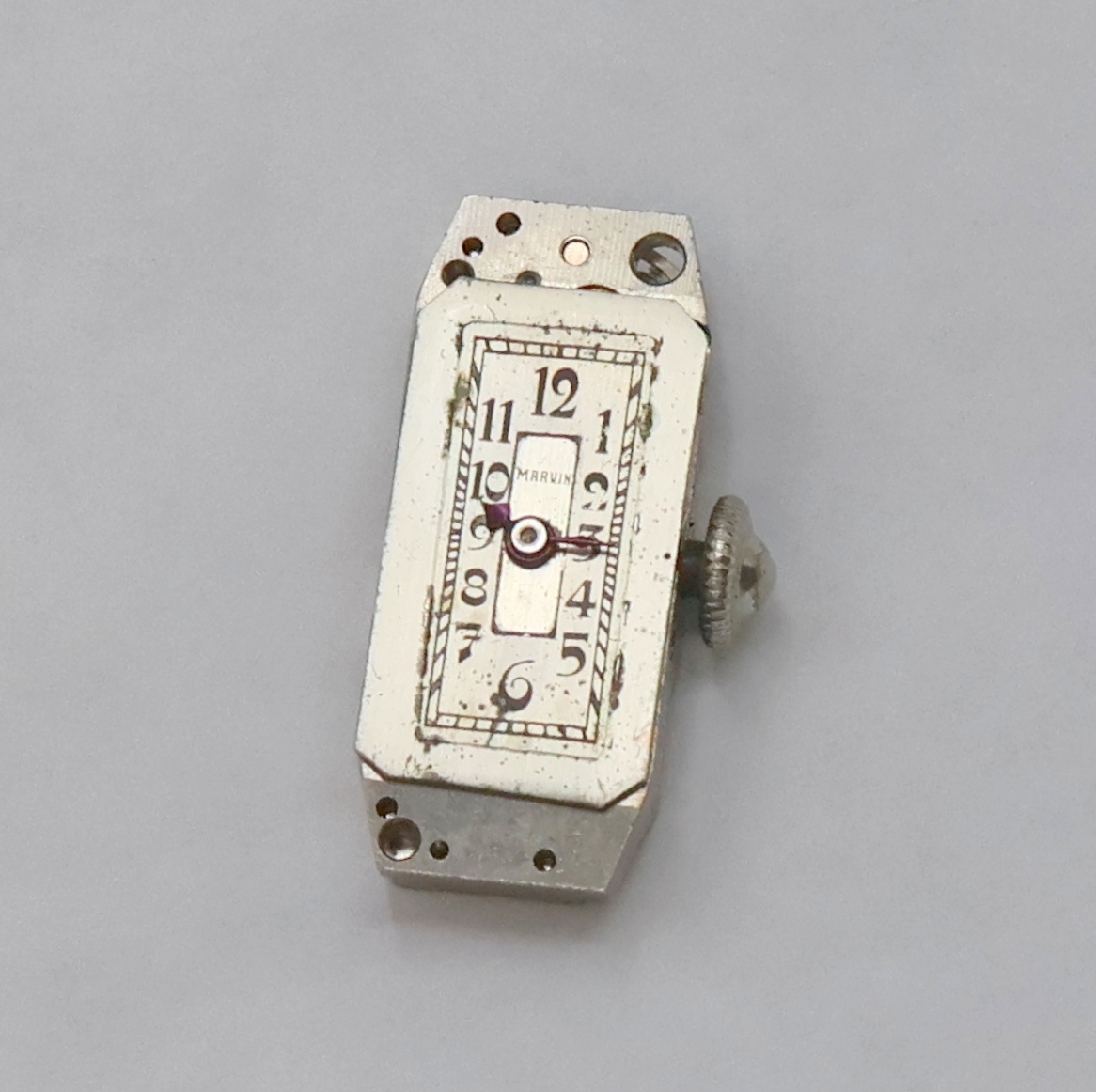 Detail b: MARVIN Art-Déco Damenarmbanduhr in WG 750/000, Schweiz um 1925, Handaufzug, rechteckig. Scharniergeh. m. Schlaufen- Anstößen, Front m. ...