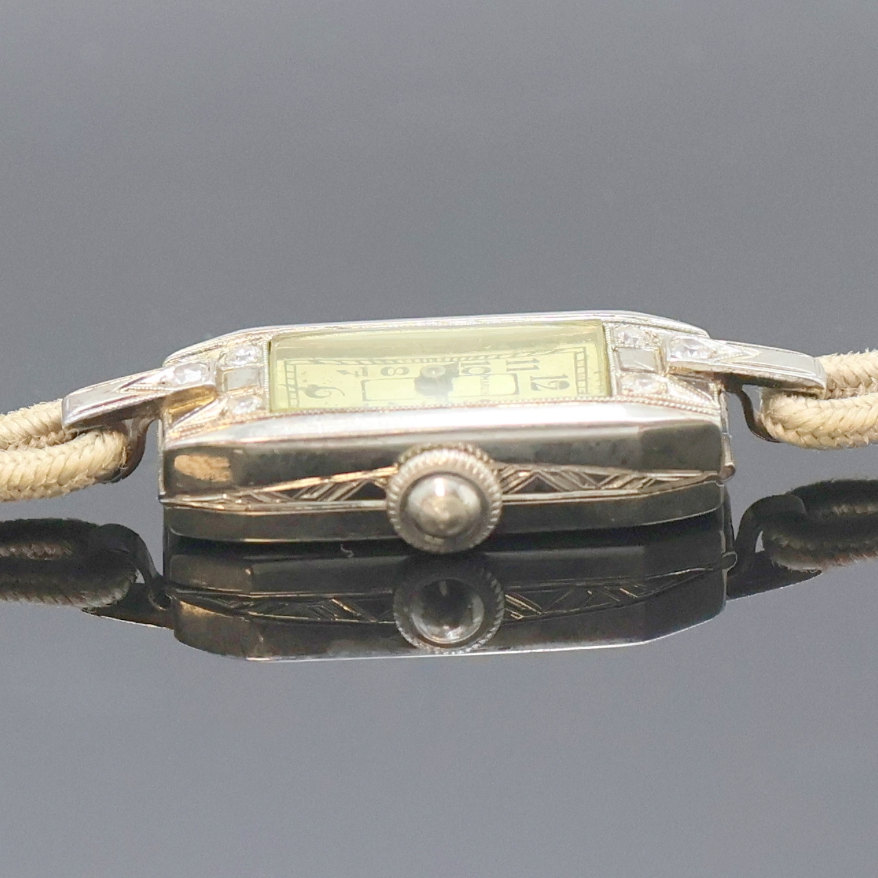 Detail c: MARVIN Art-Déco Damenarmbanduhr in WG 750/000, Schweiz um 1925, Handaufzug, rechteckig. Scharniergeh. m. Schlaufen- Anstößen, Front m. ...