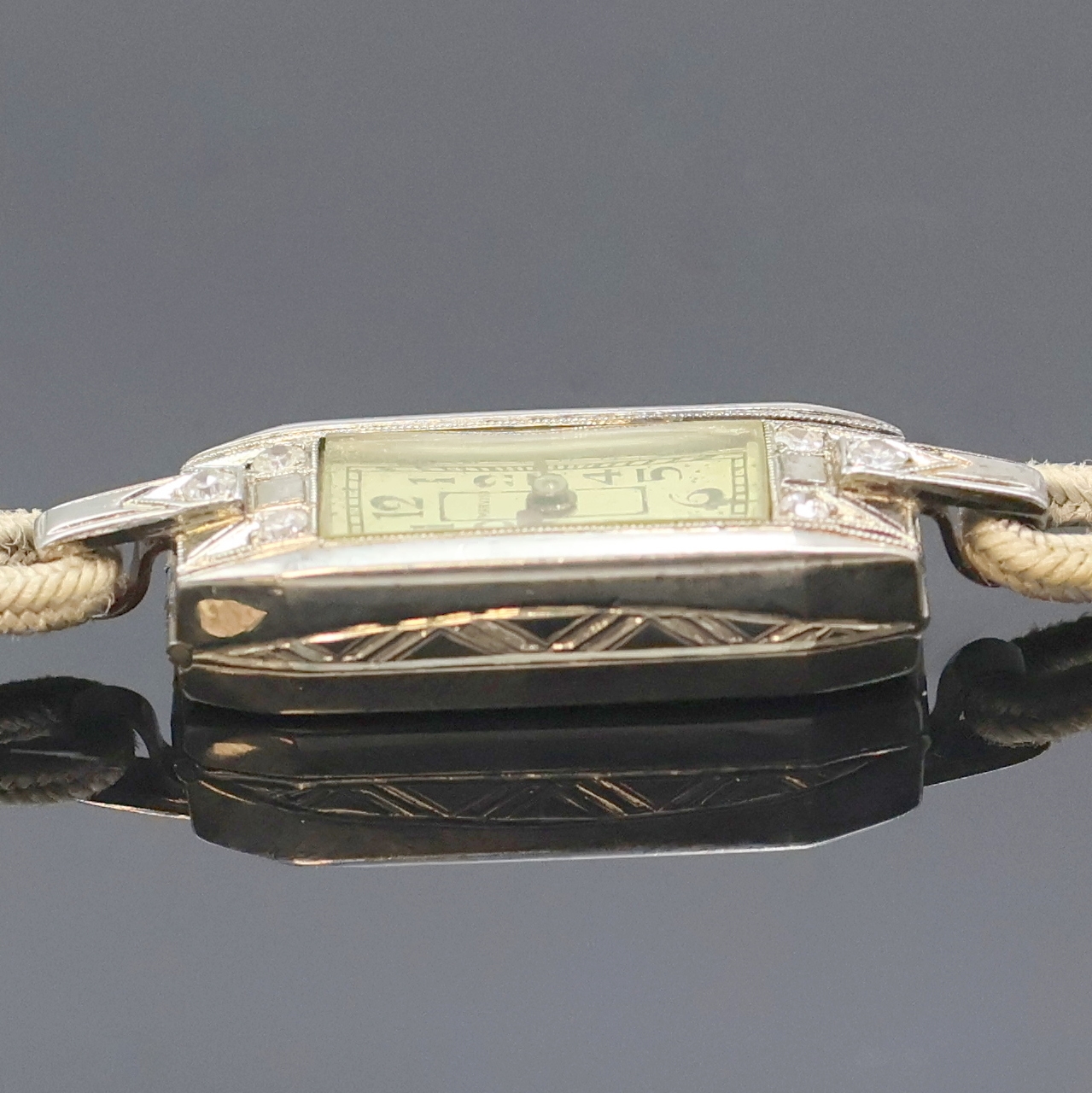 Detail d: MARVIN Art-Déco Damenarmbanduhr in WG 750/000, Schweiz um 1925, Handaufzug, rechteckig. Scharniergeh. m. Schlaufen- Anstößen, Front m. ...