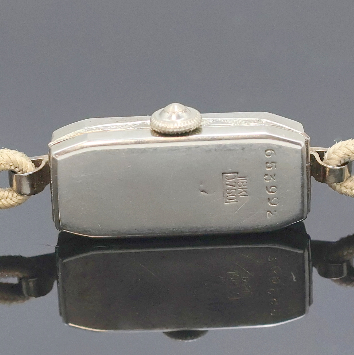 Detail e: MARVIN Art-Déco Damenarmbanduhr in WG 750/000, Schweiz um 1925, Handaufzug, rechteckig. Scharniergeh. m. Schlaufen- Anstößen, Front m. ...
