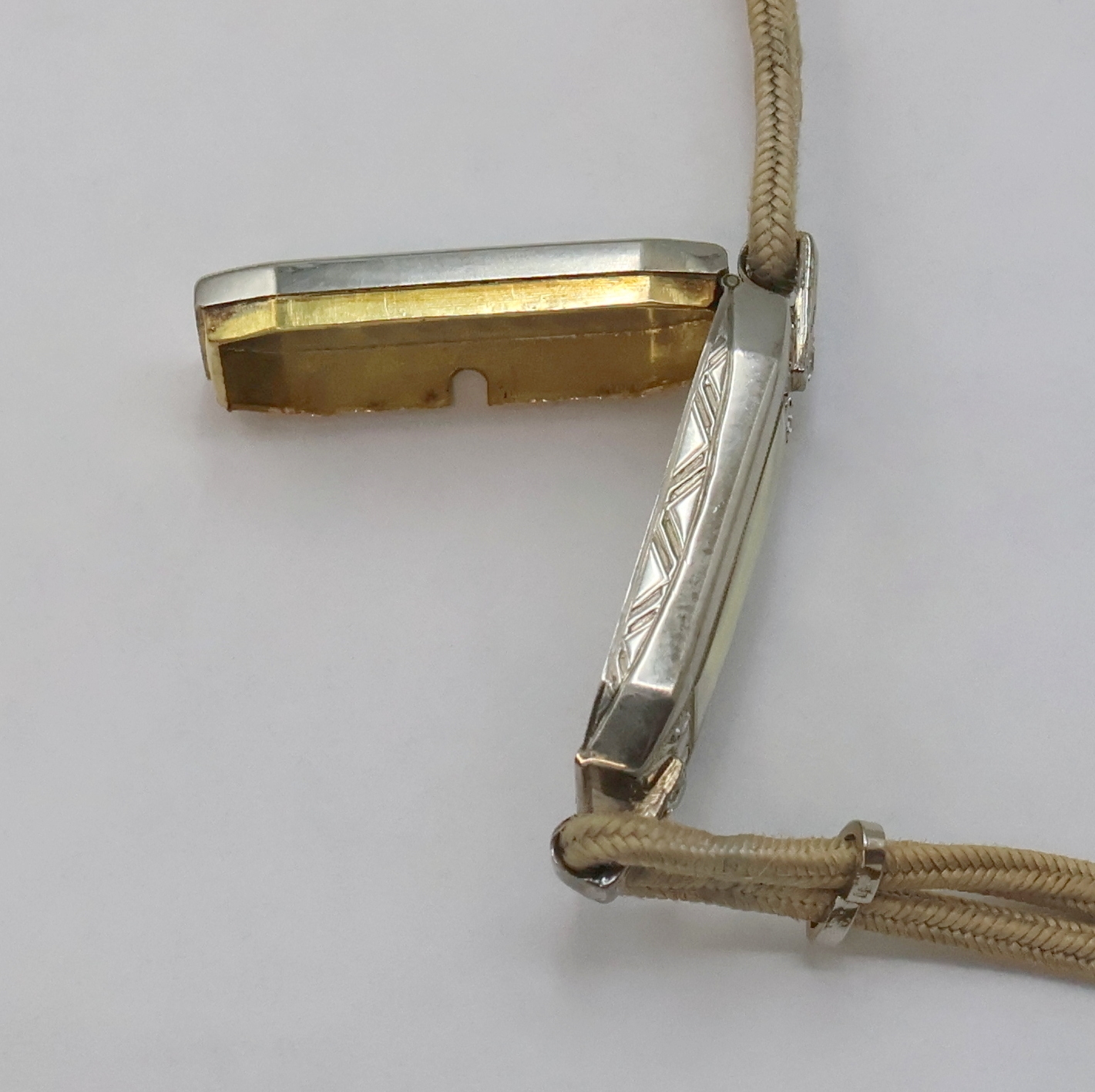 Detail g: MARVIN Art-Déco Damenarmbanduhr in WG 750/000, Schweiz um 1925, Handaufzug, rechteckig. Scharniergeh. m. Schlaufen- Anstößen, Front m. ...