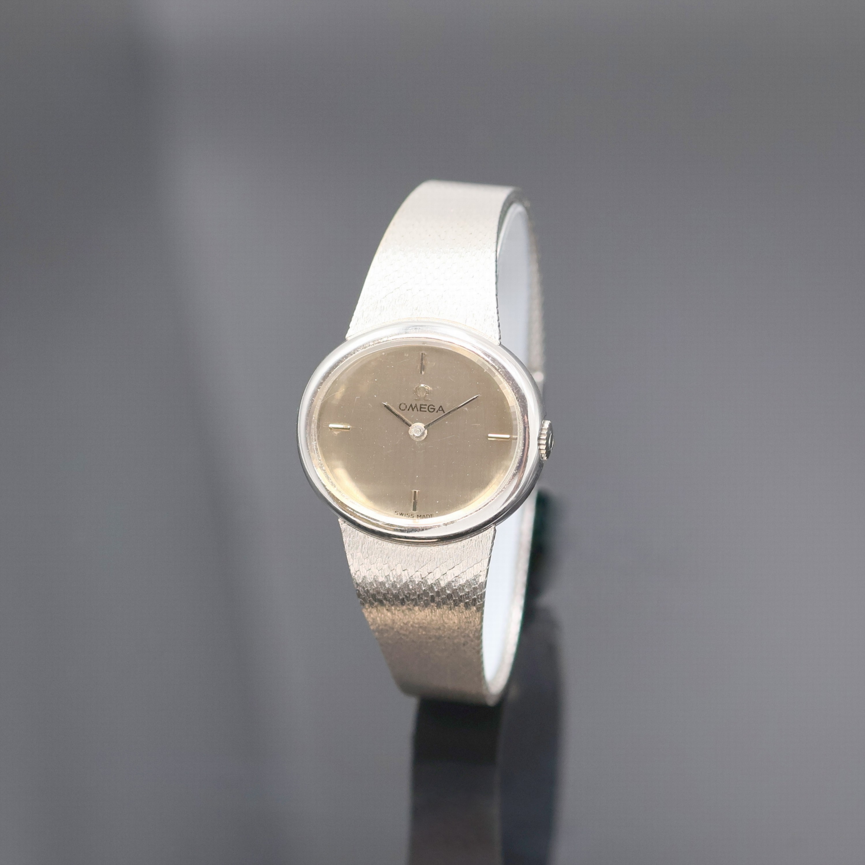 OMEGA Damenarmbanduhr in WG 585/000, Schweiz um 1971, Handaufzug, 2-teil. ovales Geh. m. Milanaiseband, Boden aufgedr., orig. Krone seitl. im Geh. ...