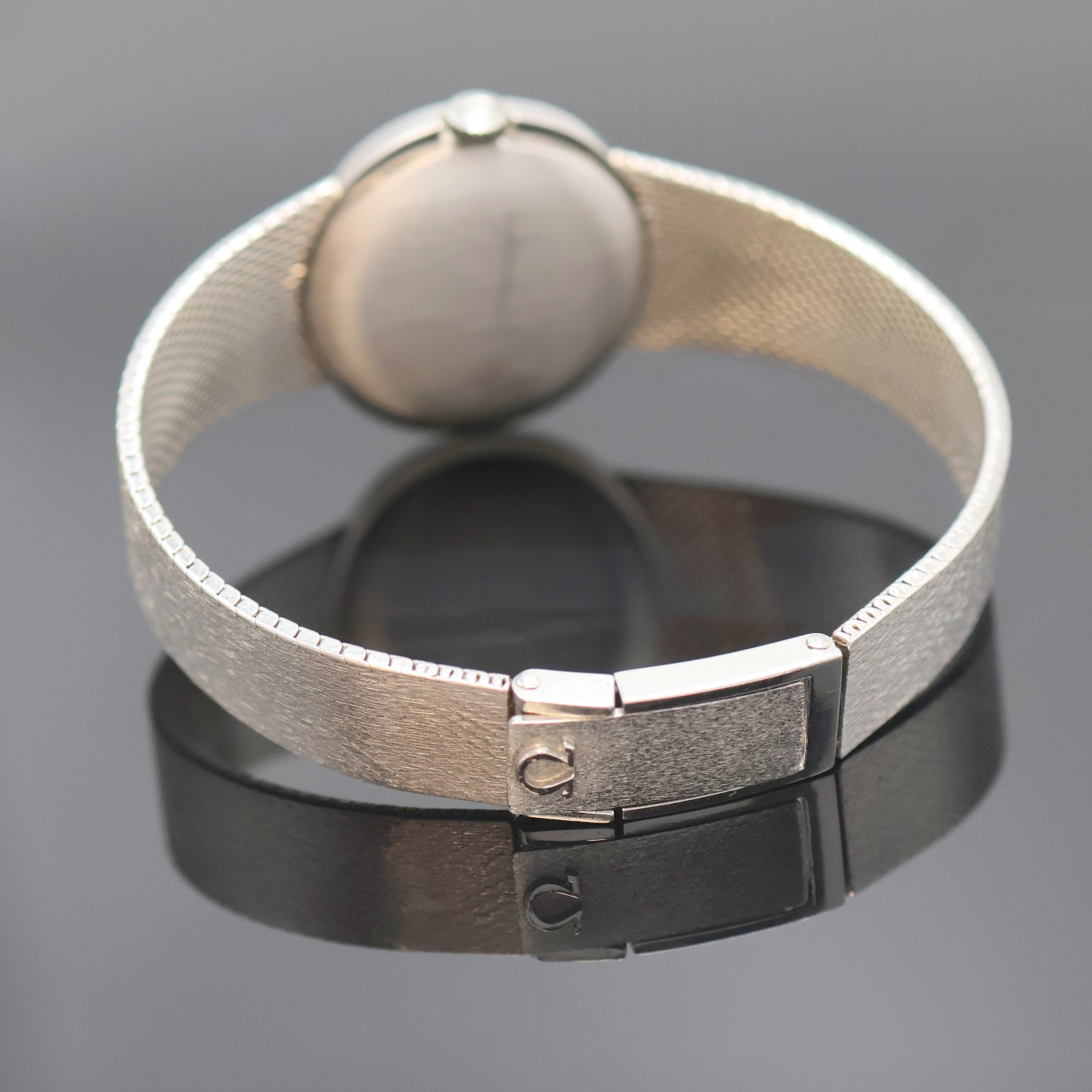 Detail b: OMEGA Damenarmbanduhr in WG 585/000, Schweiz um 1971, Handaufzug, 2-teil. ovales Geh. m. Milanaiseband, Boden aufgedr., orig. Krone seitl. im Geh. ...