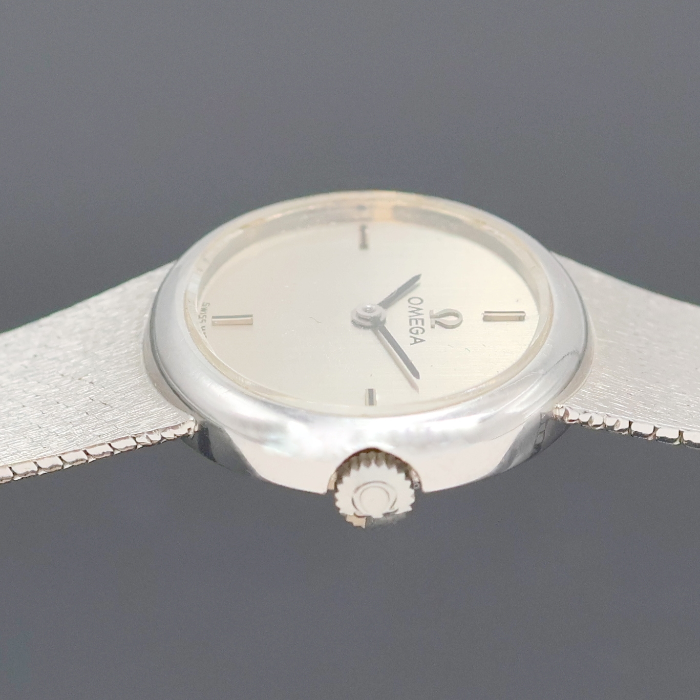 Detail c: OMEGA Damenarmbanduhr in WG 585/000, Schweiz um 1971, Handaufzug, 2-teil. ovales Geh. m. Milanaiseband, Boden aufgedr., orig. Krone seitl. im Geh. ...