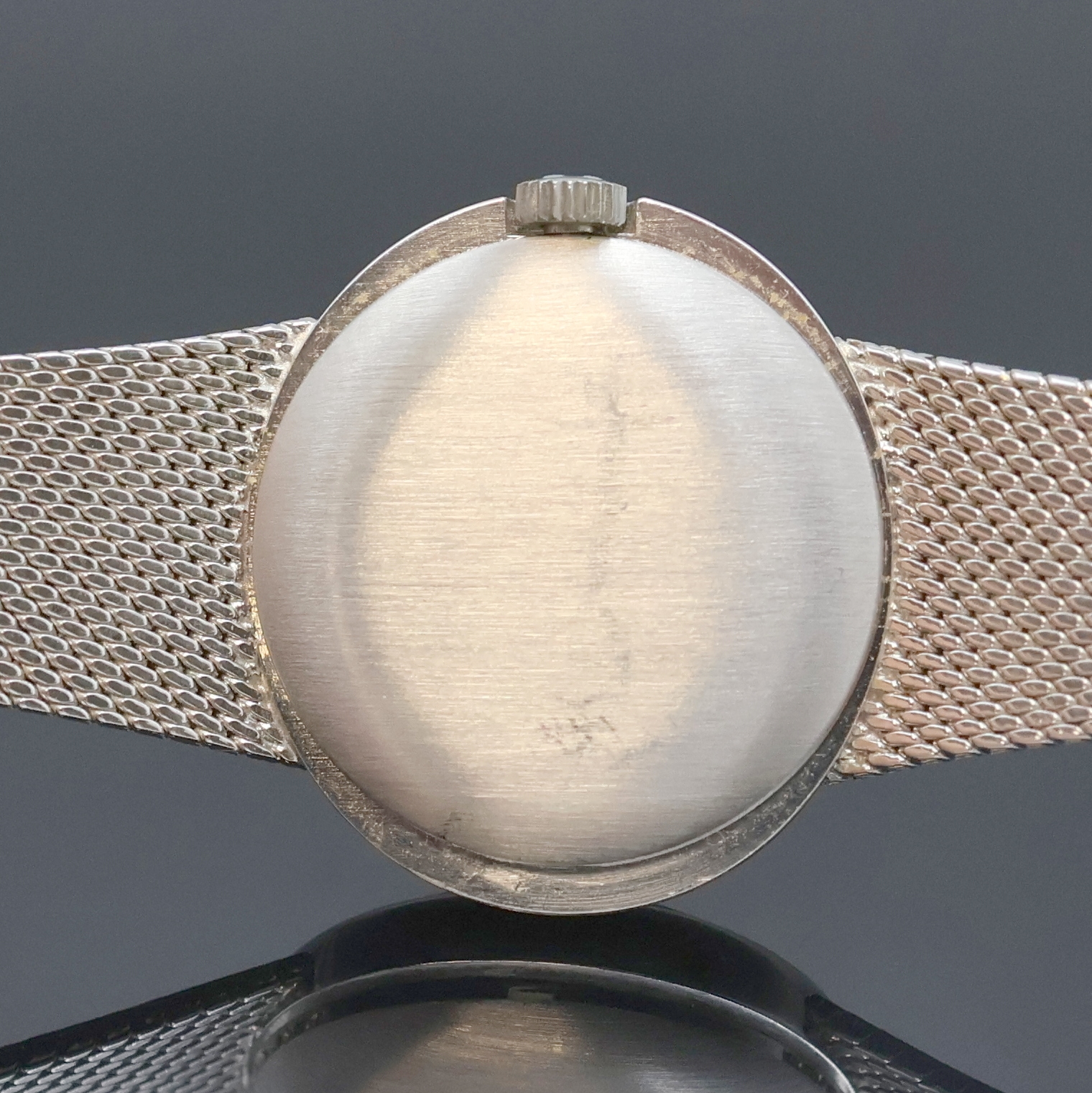 Detail d: OMEGA Damenarmbanduhr in WG 585/000, Schweiz um 1971, Handaufzug, 2-teil. ovales Geh. m. Milanaiseband, Boden aufgedr., orig. Krone seitl. im Geh. ...