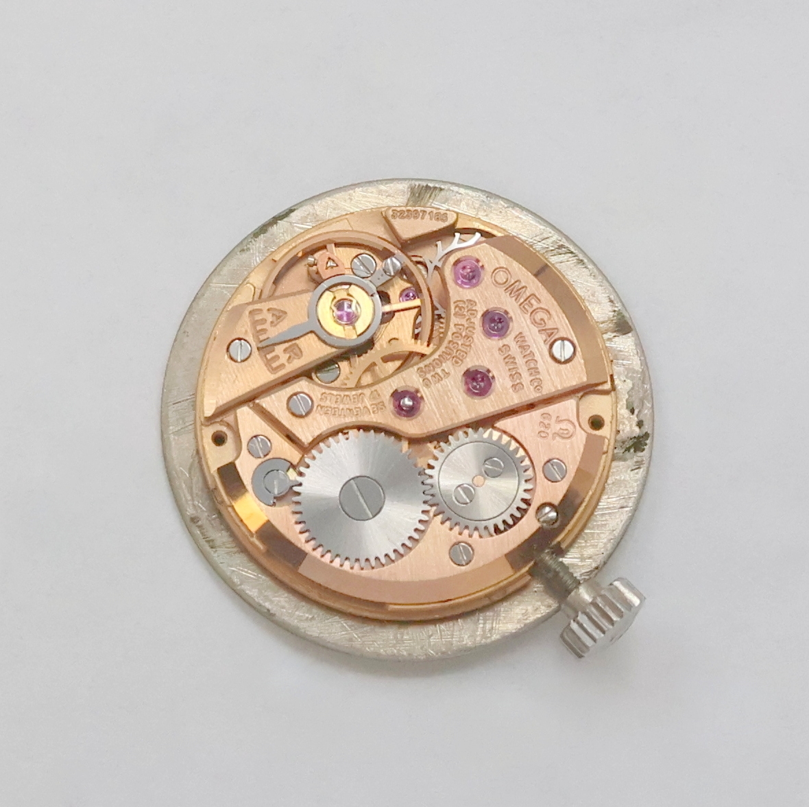 Detail e: OMEGA Damenarmbanduhr in WG 585/000, Schweiz um 1971, Handaufzug, 2-teil. ovales Geh. m. Milanaiseband, Boden aufgedr., orig. Krone seitl. im Geh. ...