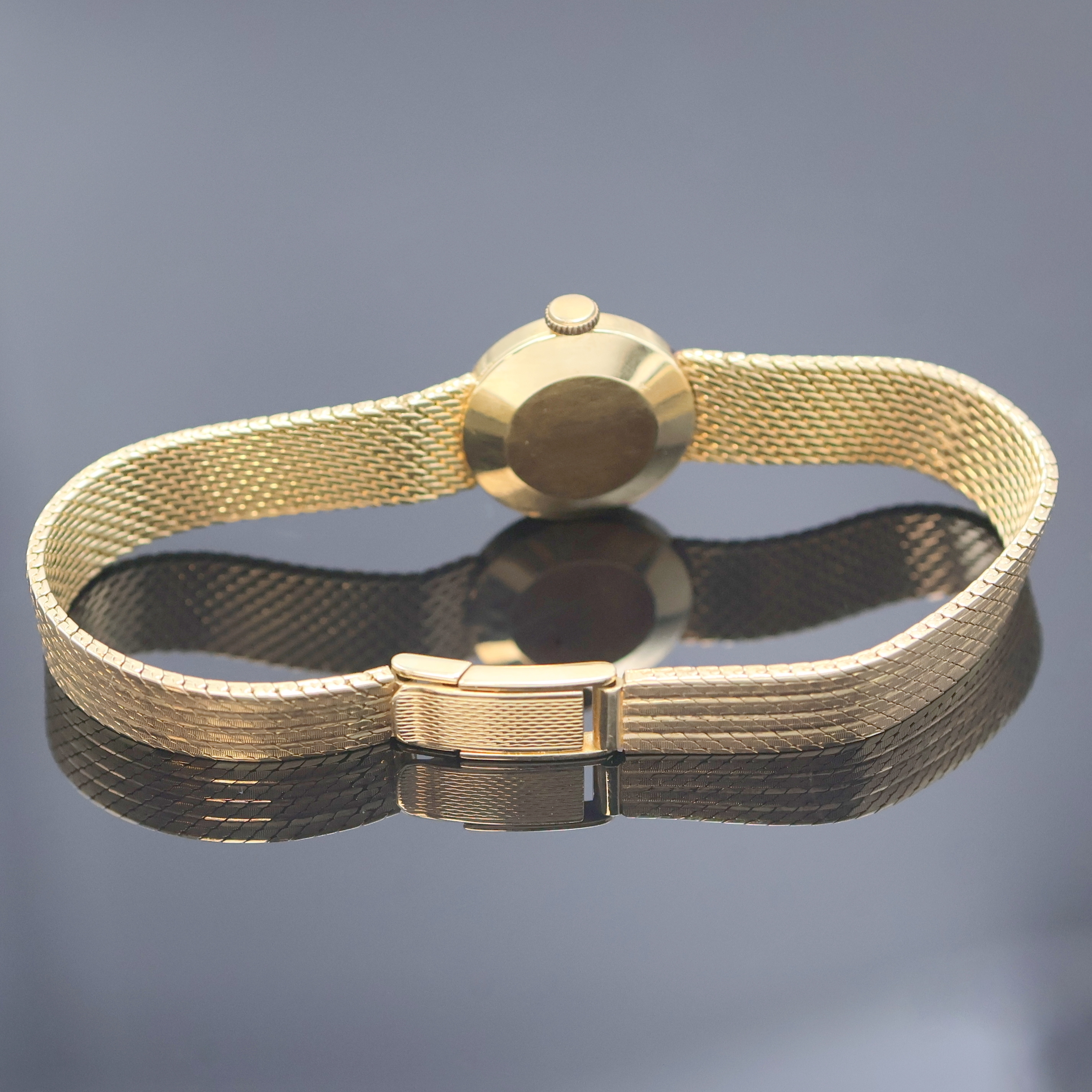 Detail c: ZentRa Damenarmbanduhr in GG 585/000, Schweiz um 1965, Handaufzug, 2-teil. Geh. m. orig. Milanaiseband u. orig. Klappschl. in GG 585/000, Boden ...