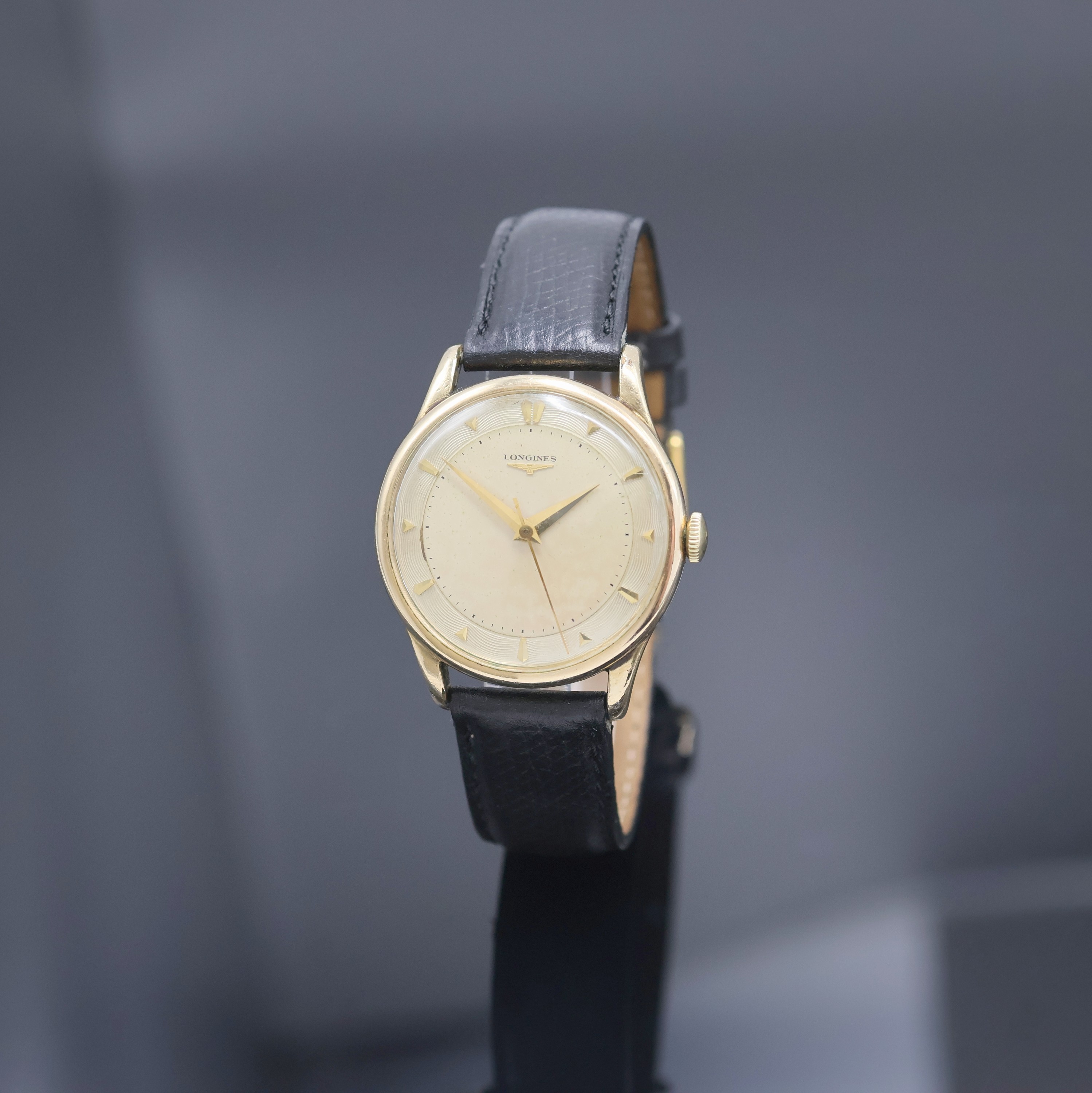 Longines vergoldete Herrenarmbanduhr Referenz 6393, Schweiz um 1955, Handaufzug, 3-teil. Geh., Stahlboden aufgedr., versilb. Zifferbl. m. guill. ...