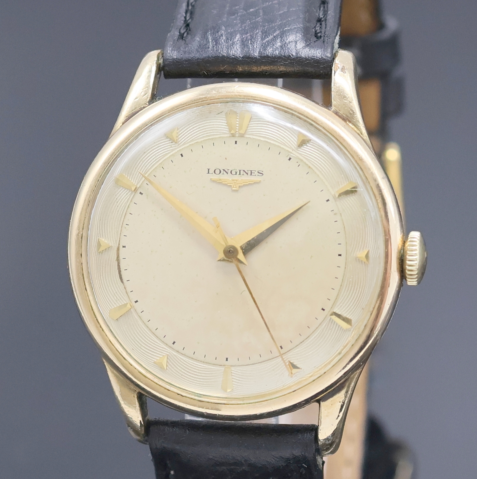 Detail a: Longines vergoldete Herrenarmbanduhr Referenz 6393, Schweiz um 1955, Handaufzug, 3-teil. Geh., Stahlboden aufgedr., versilb. Zifferbl. m. guill. ...