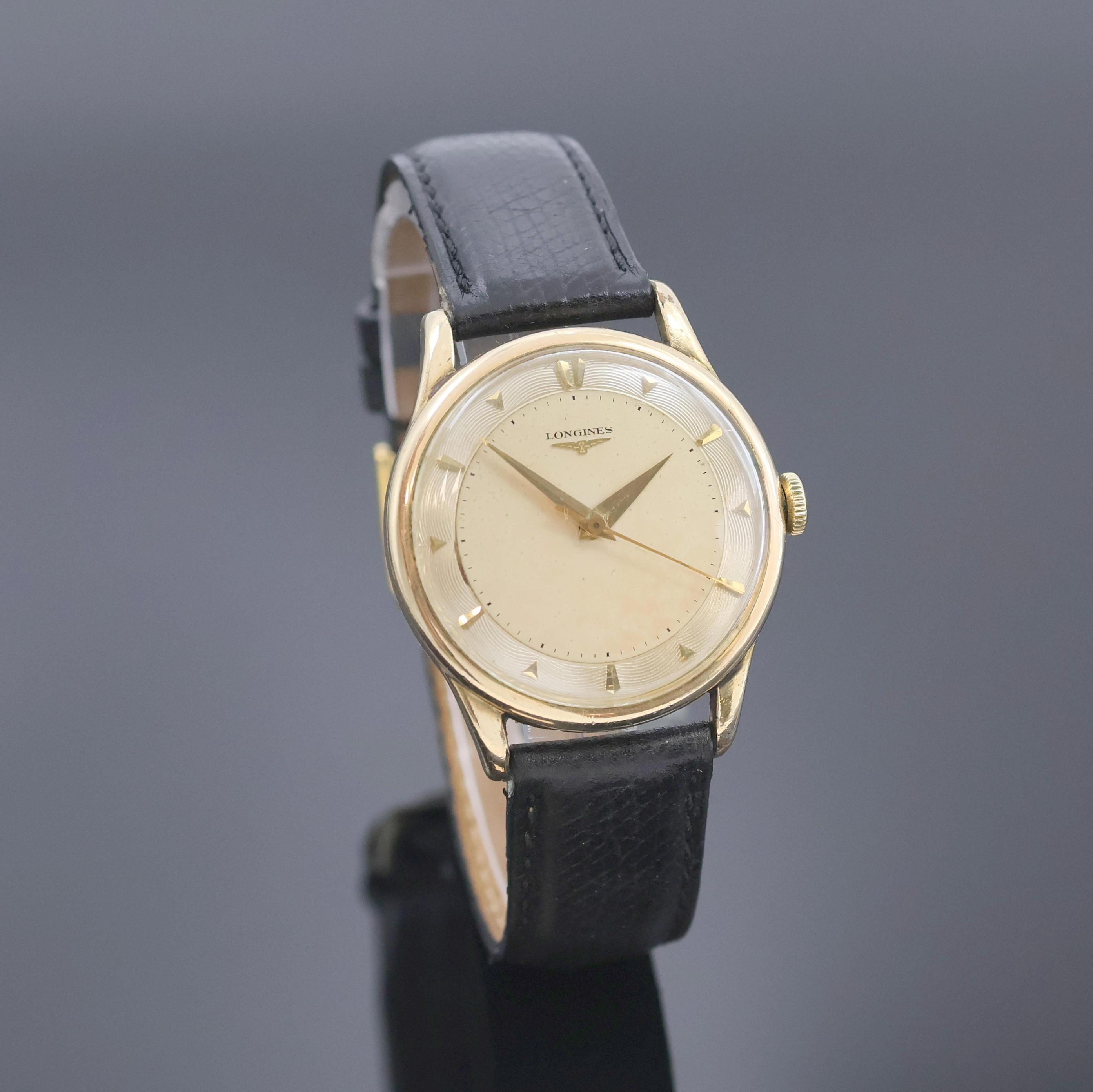 Detail b: Longines vergoldete Herrenarmbanduhr Referenz 6393, Schweiz um 1955, Handaufzug, 3-teil. Geh., Stahlboden aufgedr., versilb. Zifferbl. m. guill. ...