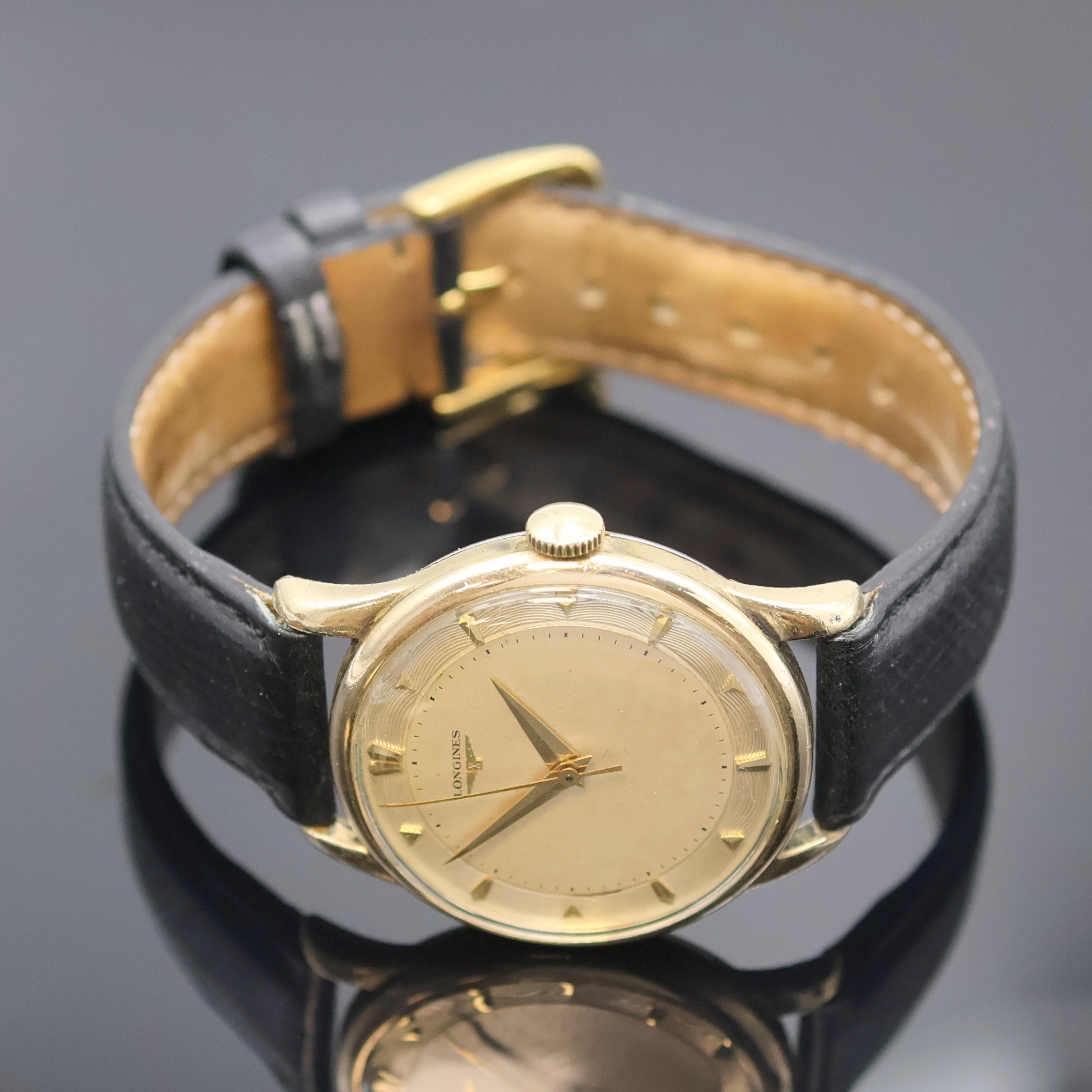 Detail c: Longines vergoldete Herrenarmbanduhr Referenz 6393, Schweiz um 1955, Handaufzug, 3-teil. Geh., Stahlboden aufgedr., versilb. Zifferbl. m. guill. ...