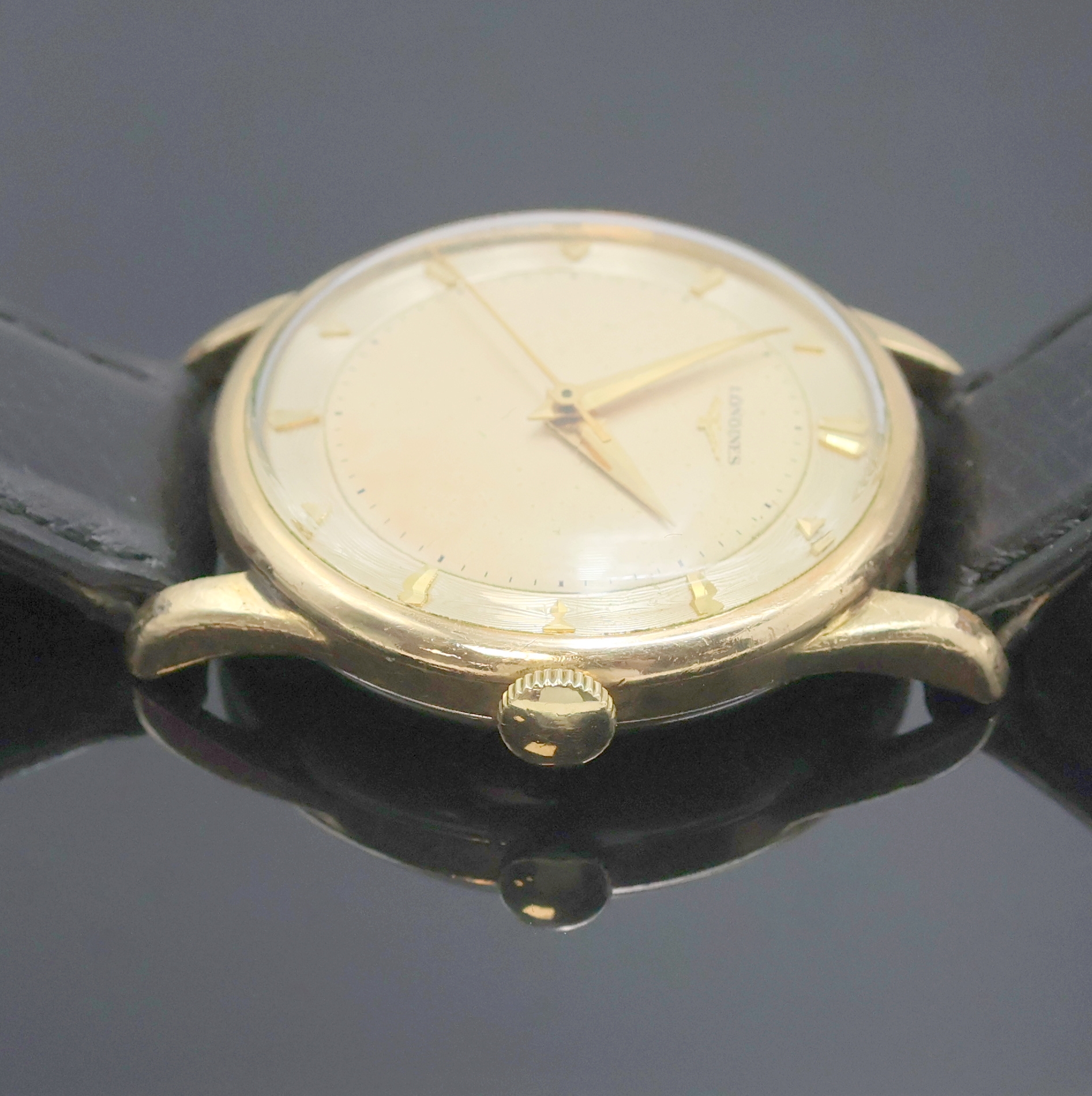 Detail d: Longines vergoldete Herrenarmbanduhr Referenz 6393, Schweiz um 1955, Handaufzug, 3-teil. Geh., Stahlboden aufgedr., versilb. Zifferbl. m. guill. ...