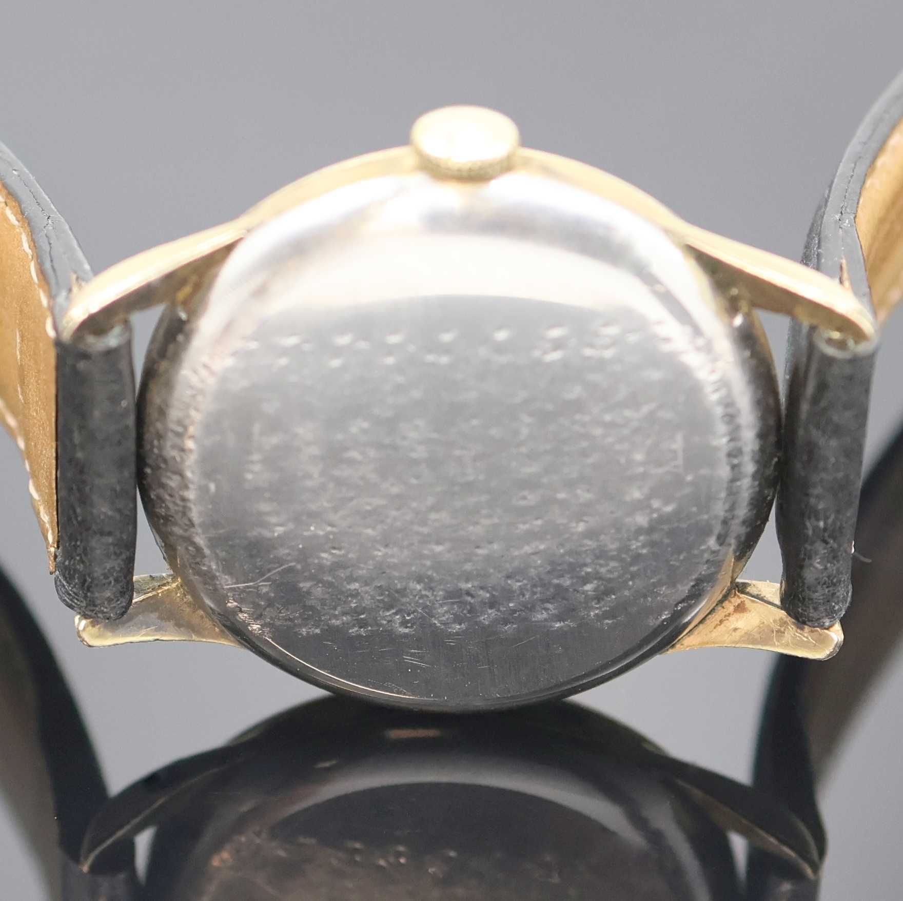 Detail e: Longines vergoldete Herrenarmbanduhr Referenz 6393, Schweiz um 1955, Handaufzug, 3-teil. Geh., Stahlboden aufgedr., versilb. Zifferbl. m. guill. ...