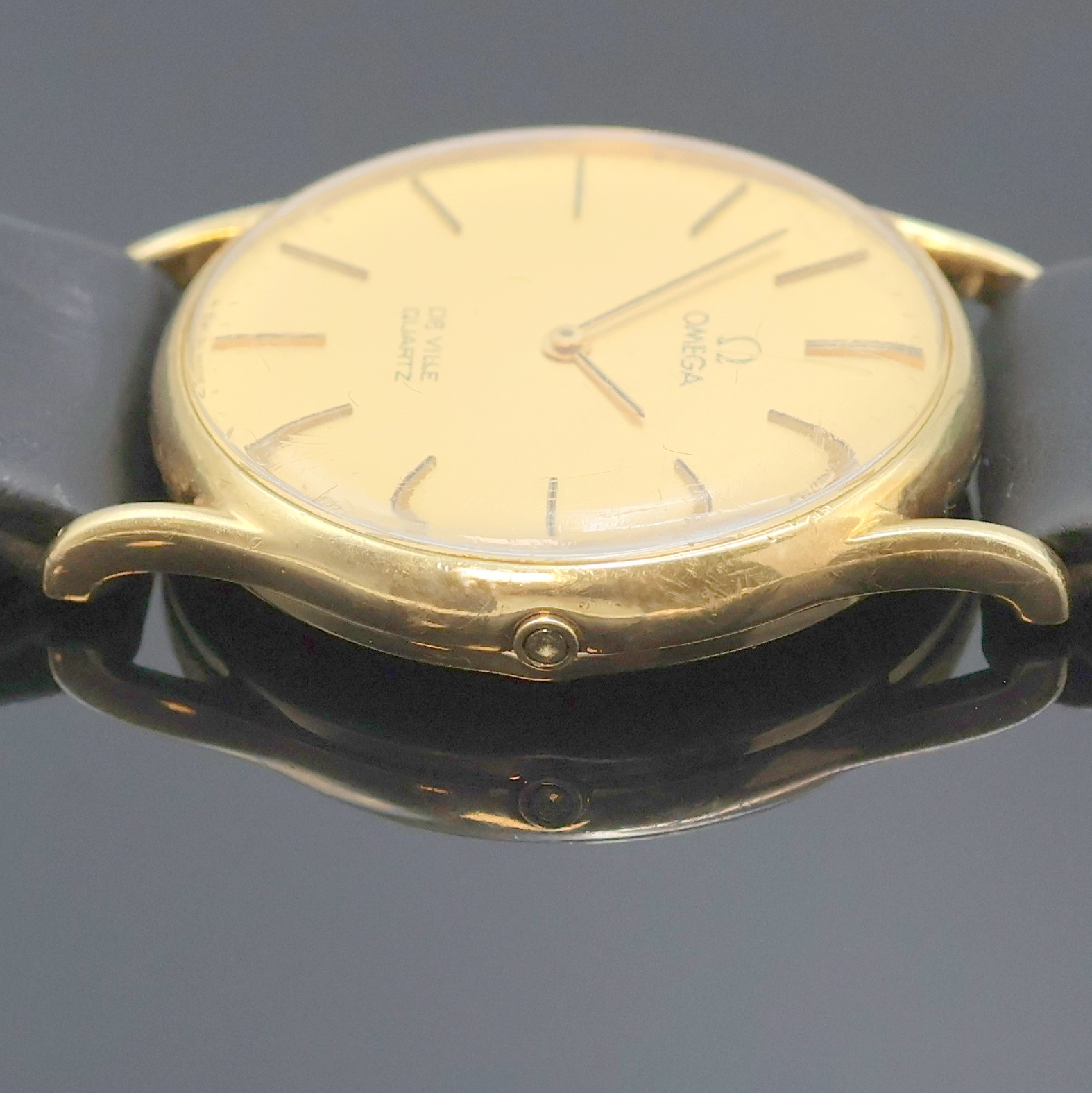 Detail d: OMEGA Armbanduhr In GG 585/000 Referenz 191 0056 mit Box, Schweiz um 1980, quarz, 2- teil. Geh. m. aufgedr. Boden, gold. Zifferbl. m. gold. ...