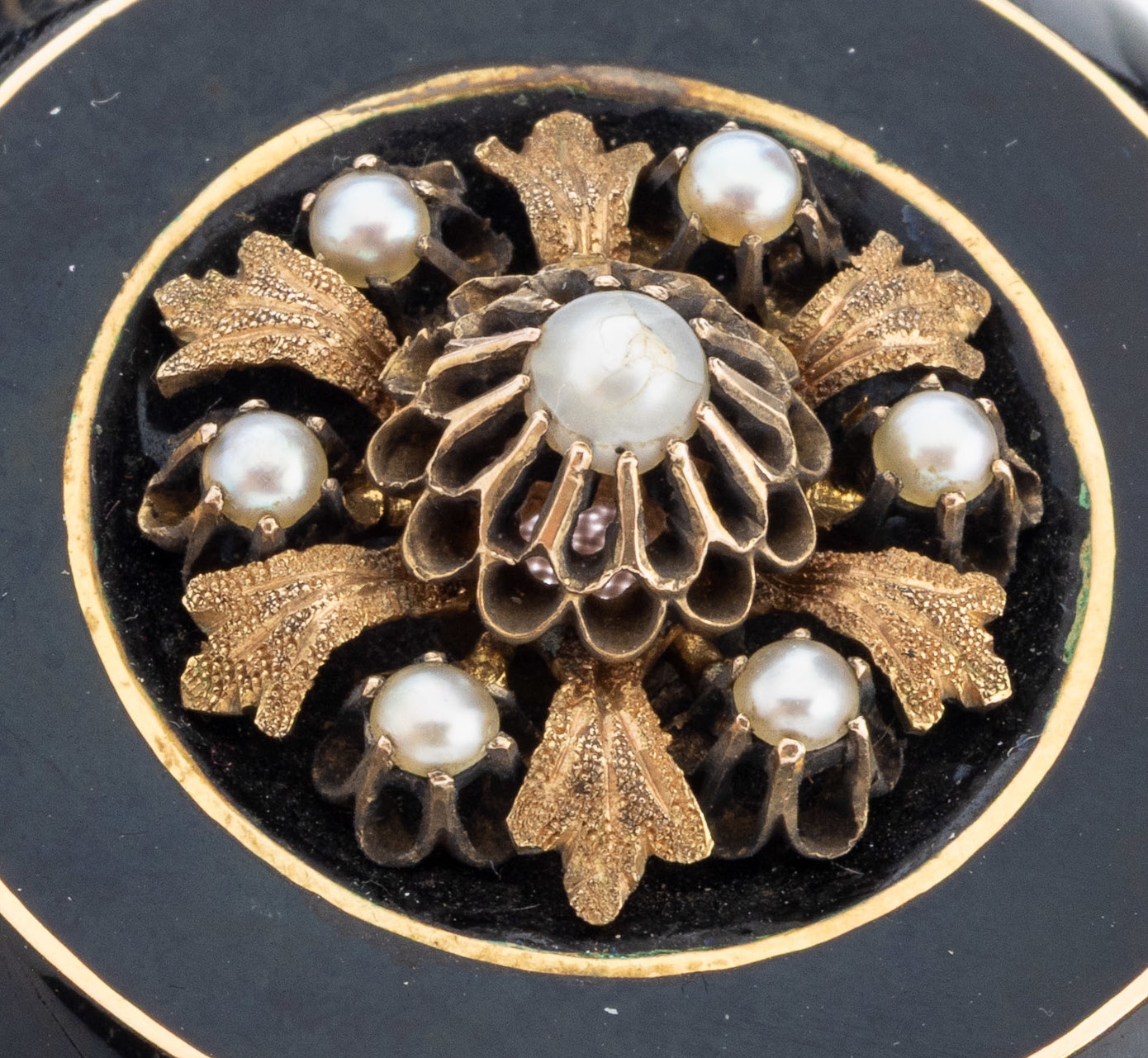 Detail a: 14 kt Gold Email-Perl-Brosche, um 1860-80, GG 585/000 gepr., rund, mittig aufgelegte Rosette mit kl. Halbperlen, schwarz emailliert, teilw. besch., ...