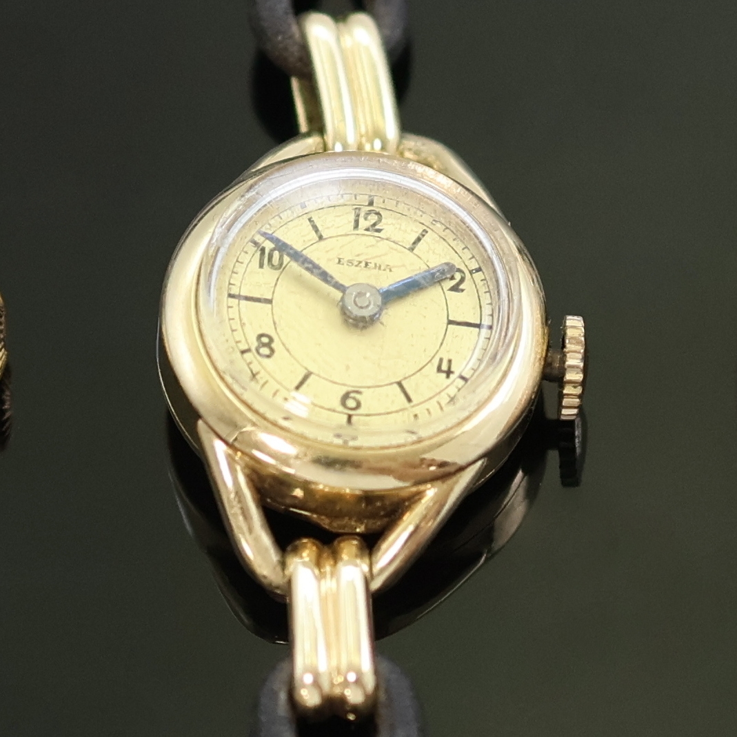Detail c: 3 Uhren: ETERNA, ESZEHA, Damensavonette in Gold 585/000, Schweiz um 1900 bis 1940, Handaufzug, 1) ETERNA, Scharniergeh. m. aufgedr. Lünette, gold. ...