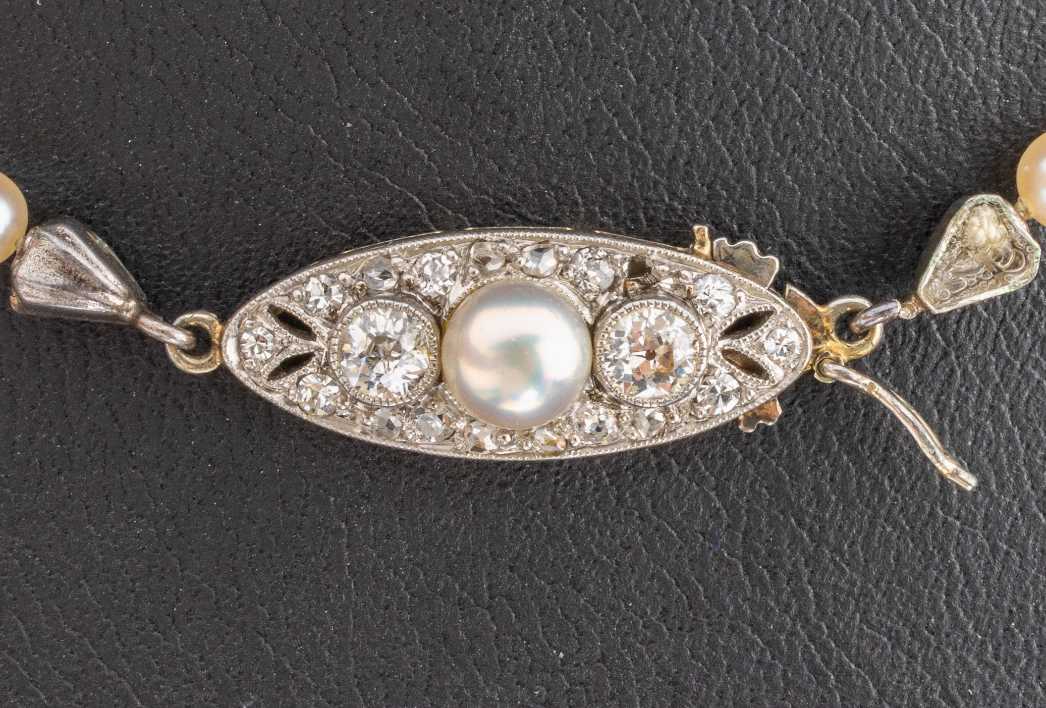 Detail a: Zuchtperl-Collier mit 14 kt Gold Diamant -Schmuckschließe, um 1920-30, WG 585/000 gepr., Zuchtperlen im Verlauf, D. ca. 3.5-7.5 mm, navettef. ...