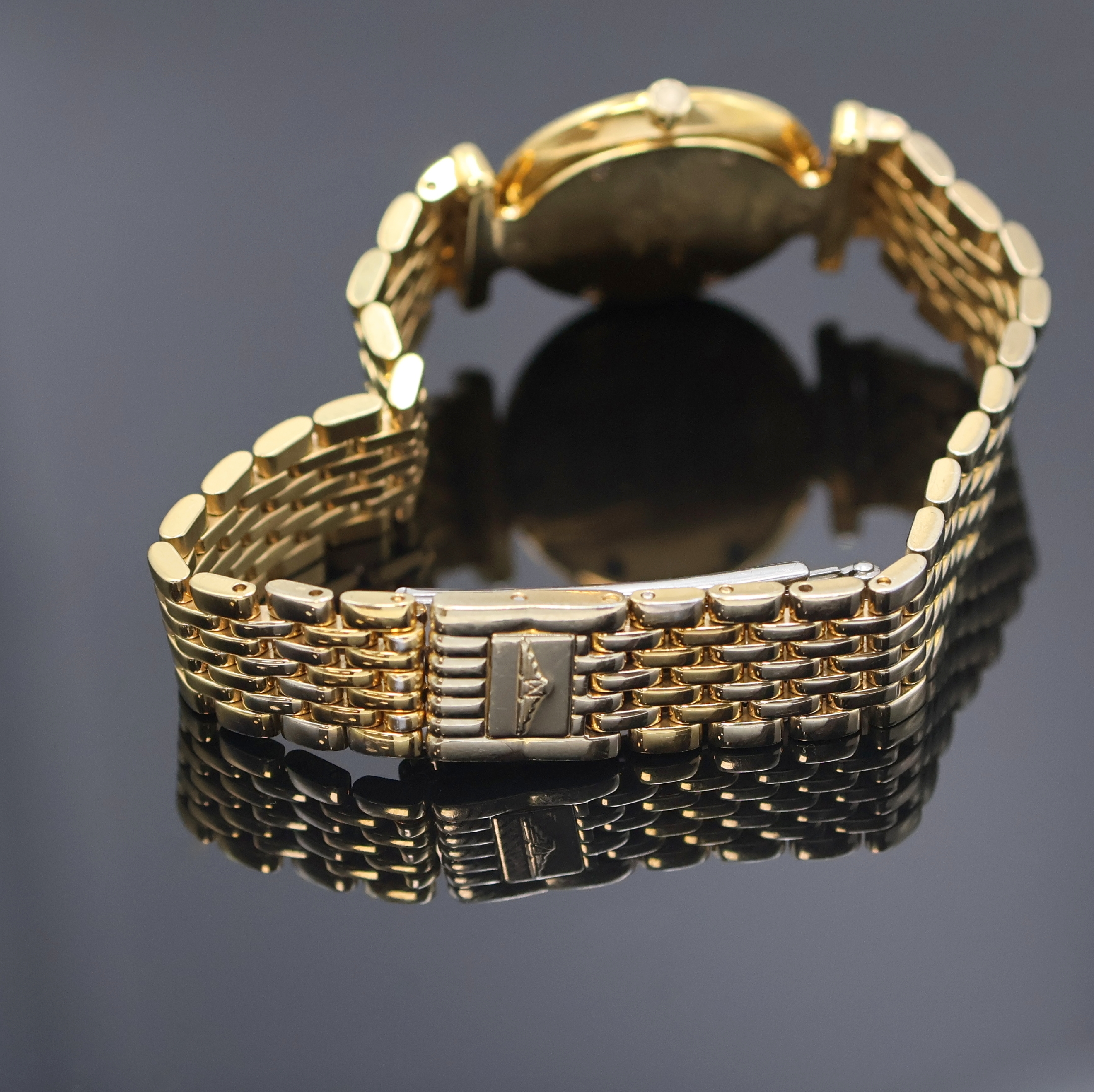 Detail d: LONGINES La Grande Classique vergoldete Damenarmbanduhr Referenz L4 135 2, Schweiz um 1990, Quarz, 2-teil. Geh., Boden m. Signatur 6-fach verschr., ...