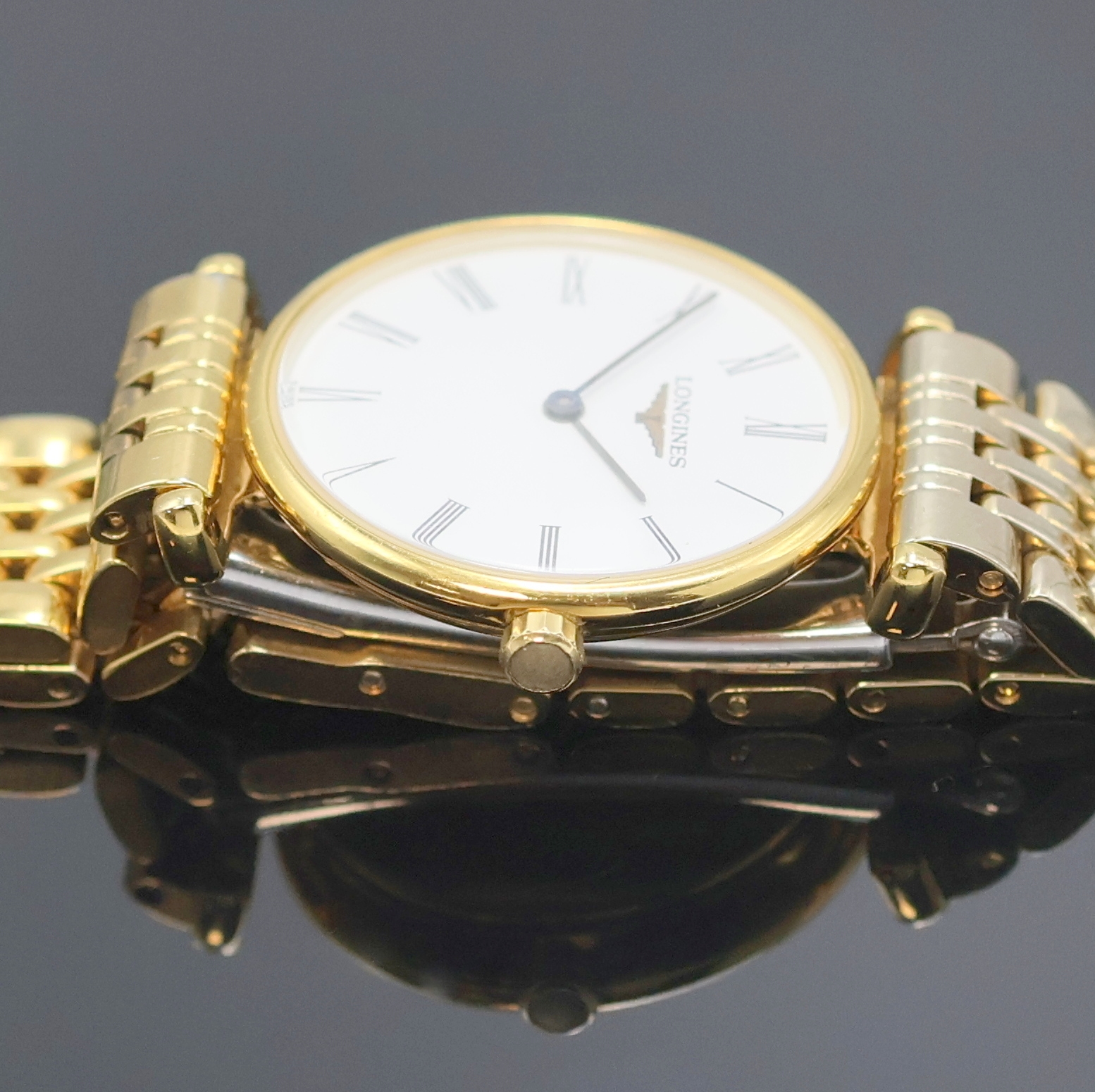 Detail e: LONGINES La Grande Classique vergoldete Damenarmbanduhr Referenz L4 135 2, Schweiz um 1990, Quarz, 2-teil. Geh., Boden m. Signatur 6-fach verschr., ...