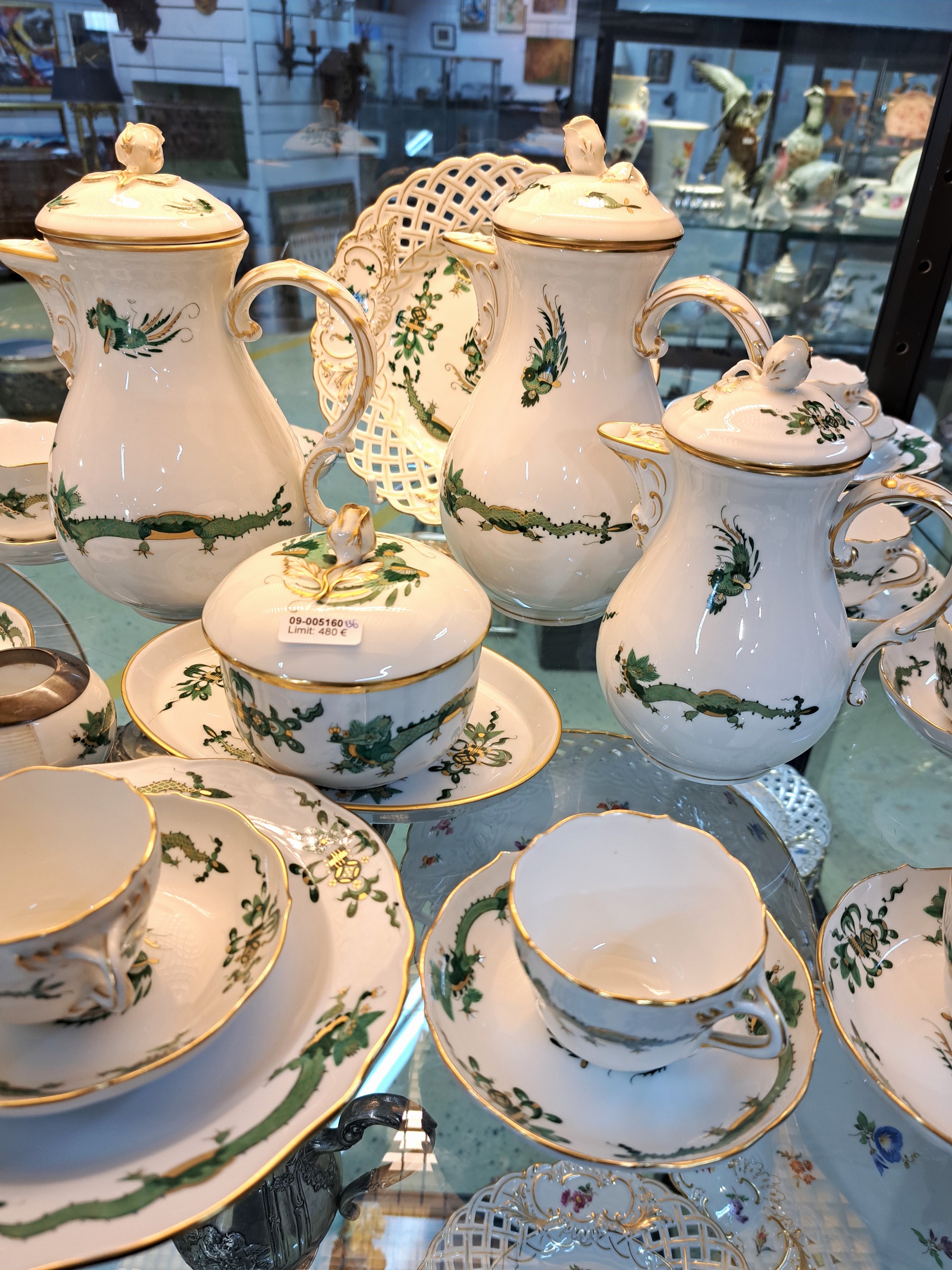 Detail b: Mokkaservice, Dekor reicher grüner Drache, Meissen, nach 1924, Porzellan, Goldstaffage, 10 Mokkatassen mit UT, 6 Teller, 2 Kaffeekannen H. 21/22 cm ...