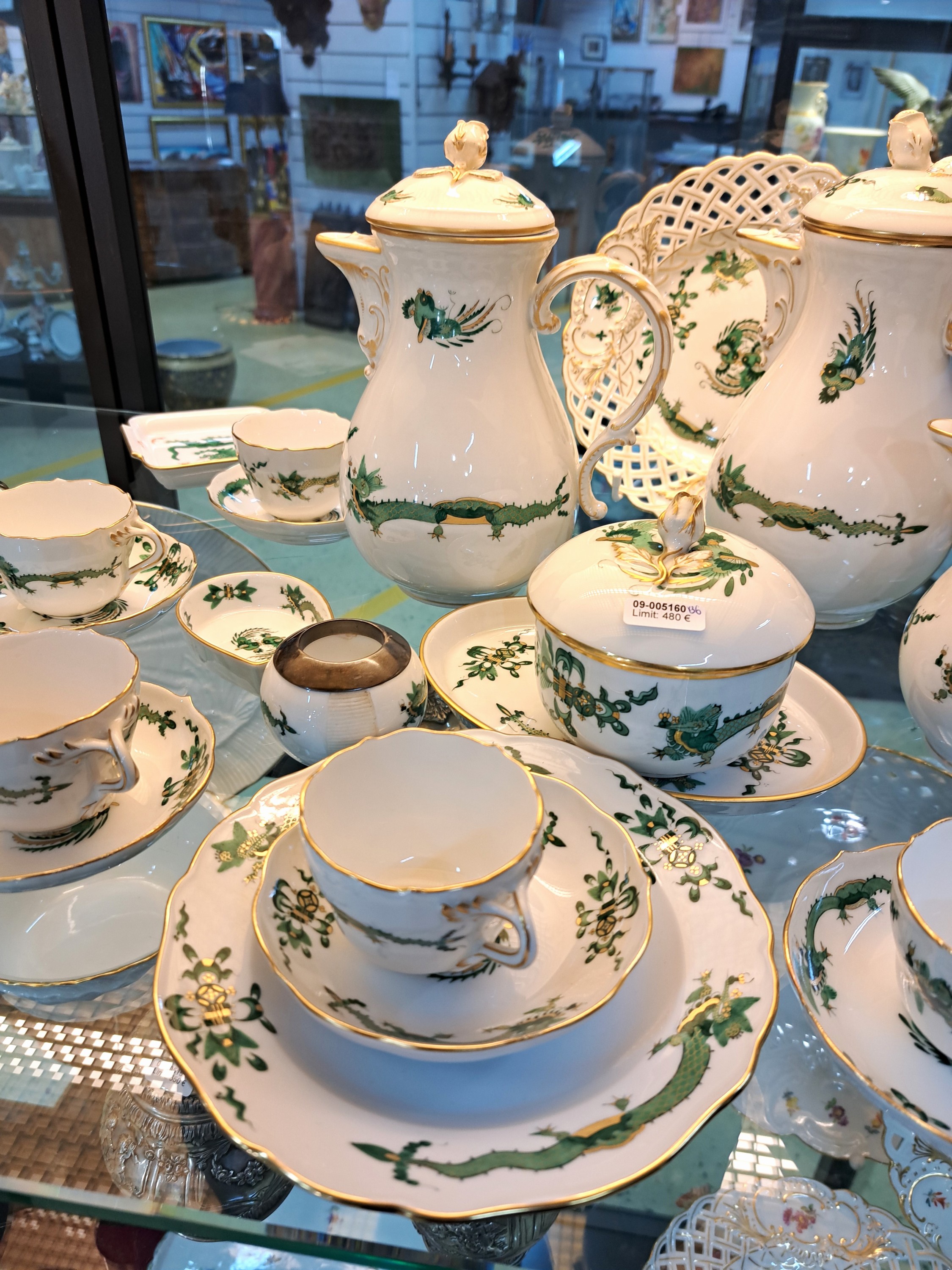 Detail c: Mokkaservice, Dekor reicher grüner Drache, Meissen, nach 1924, Porzellan, Goldstaffage, 10 Mokkatassen mit UT, 6 Teller, 2 Kaffeekannen H. 21/22 cm ...