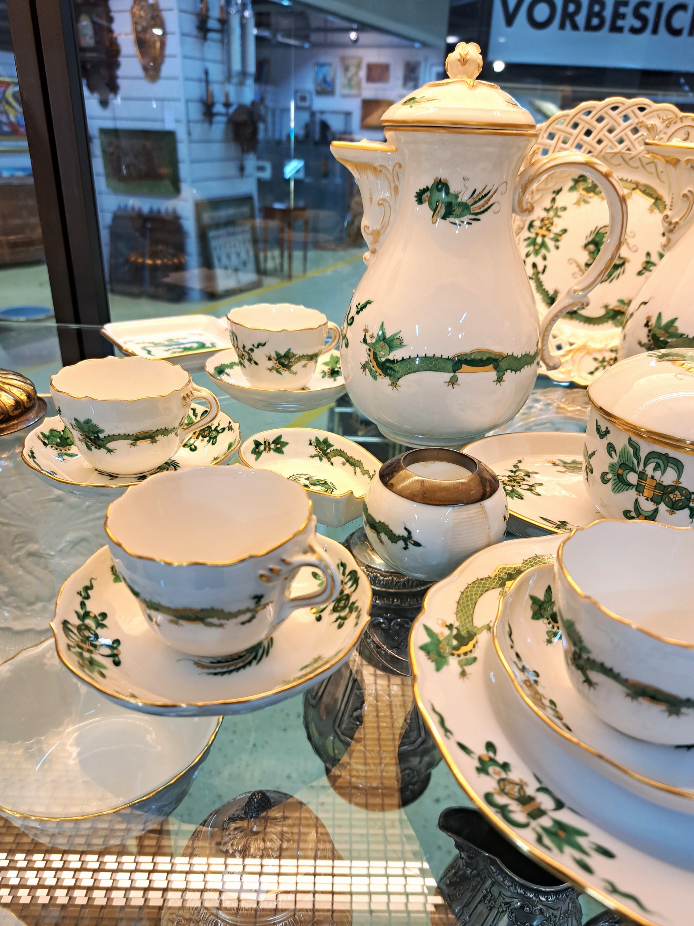Detail d: Mokkaservice, Dekor reicher grüner Drache, Meissen, nach 1924, Porzellan, Goldstaffage, 10 Mokkatassen mit UT, 6 Teller, 2 Kaffeekannen H. 21/22 cm ...