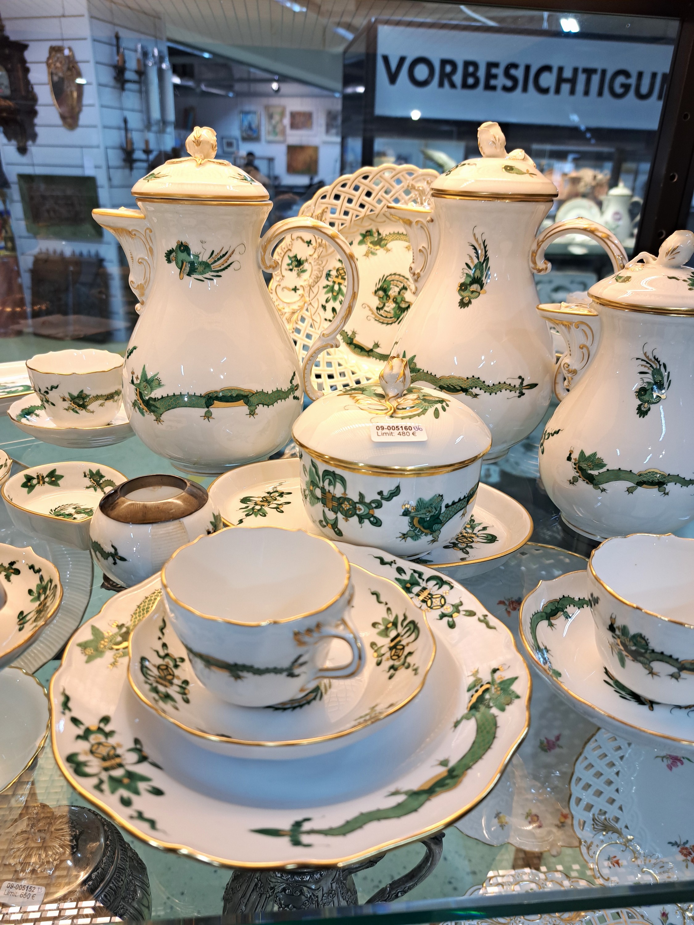 Detail e: Mokkaservice, Dekor reicher grüner Drache, Meissen, nach 1924, Porzellan, Goldstaffage, 10 Mokkatassen mit UT, 6 Teller, 2 Kaffeekannen H. 21/22 cm ...