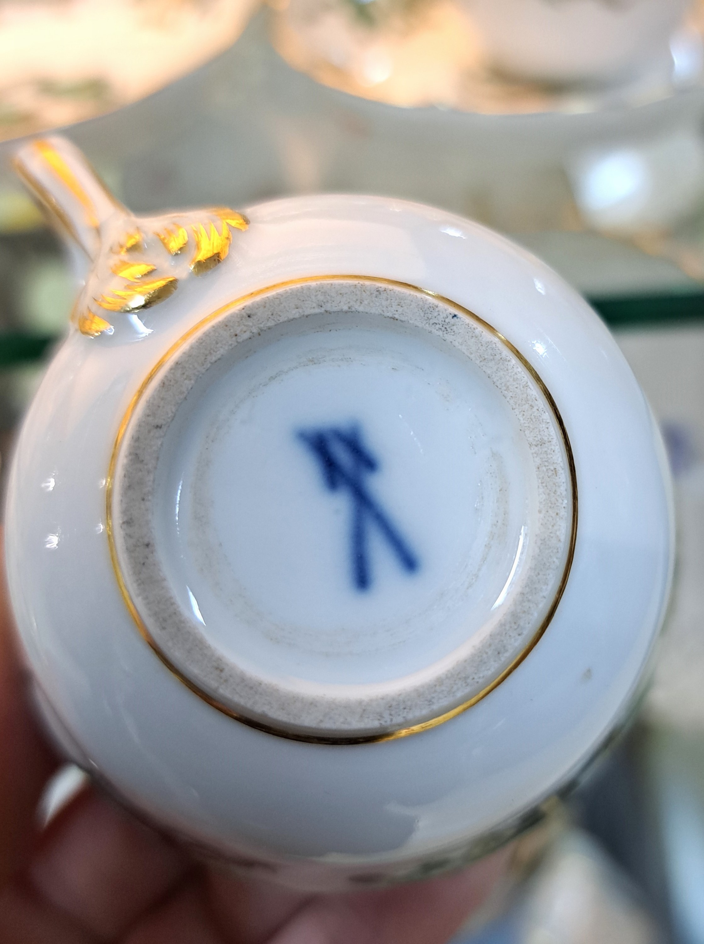 Detail f: Mokkaservice, Dekor reicher grüner Drache, Meissen, nach 1924, Porzellan, Goldstaffage, 10 Mokkatassen mit UT, 6 Teller, 2 Kaffeekannen H. 21/22 cm ...