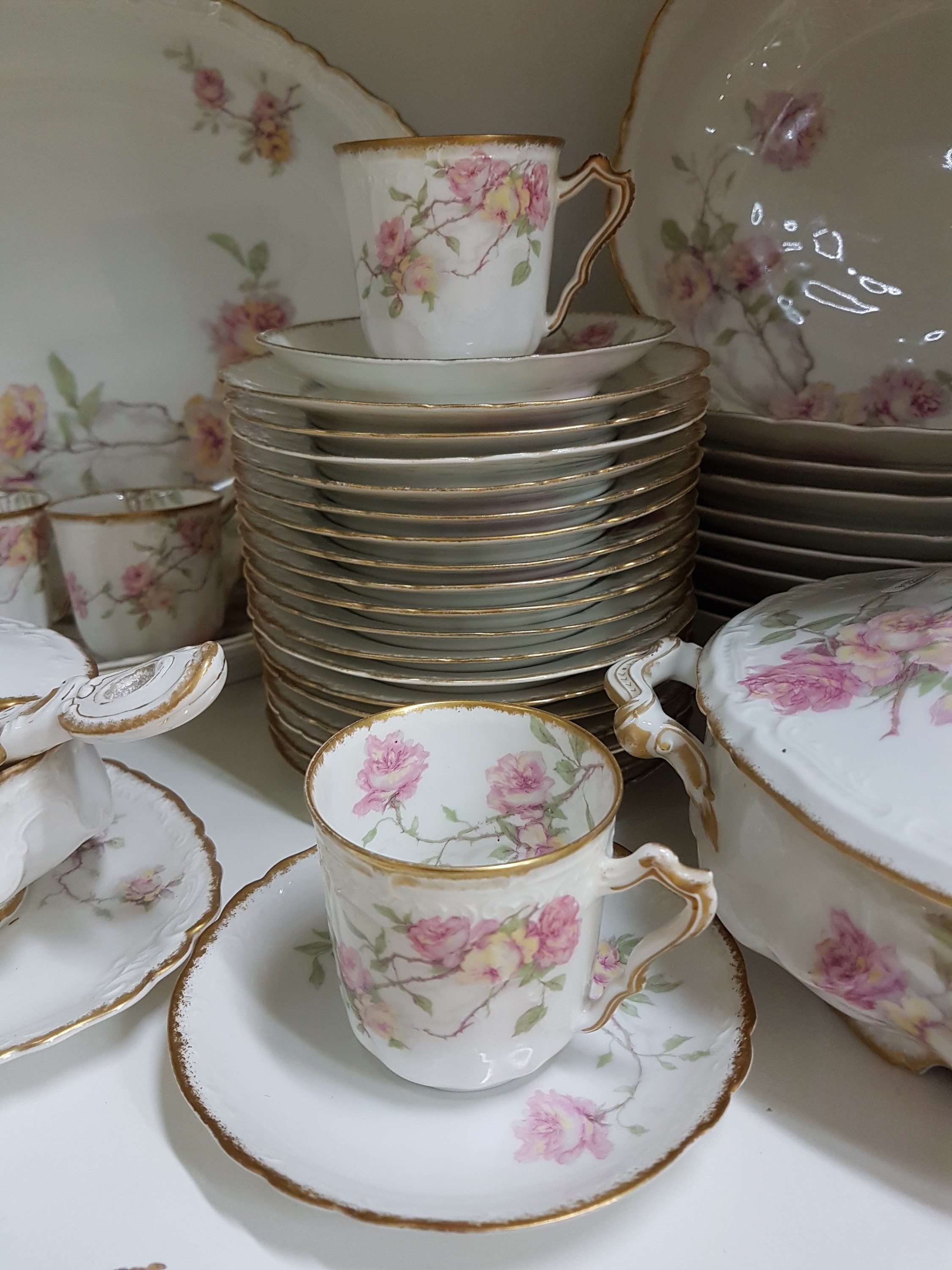 Detail a: Service, Haviland & Co, Limoges, 20. Jh., Blumendekor, 9 Tassen mit UT, 18 Kuchenteller D. 13cm, 8 Brotteller D. 21,5 cm, 8 Suppenteller, D. 24, 6 ...