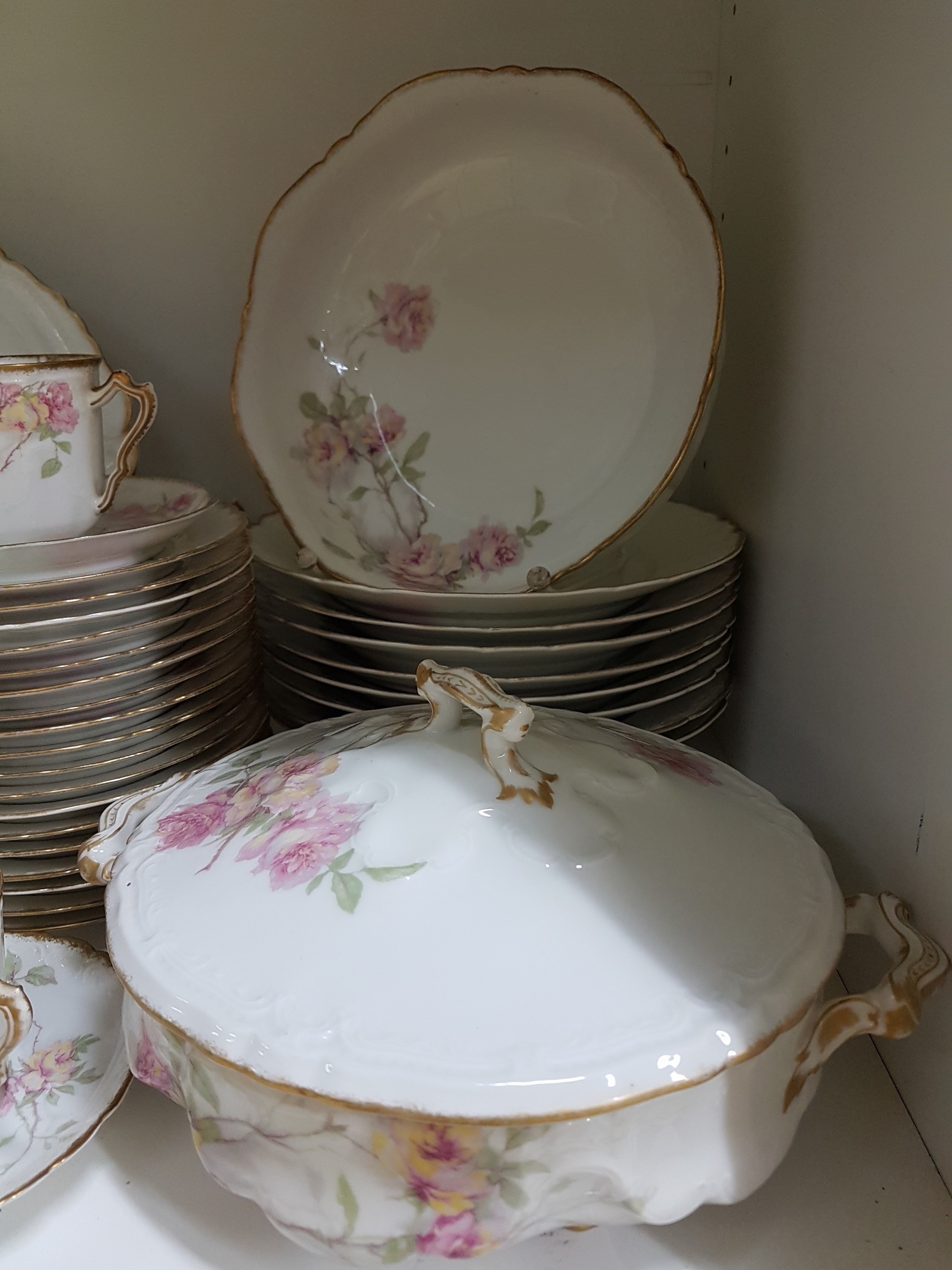 Detail b: Service, Haviland & Co, Limoges, 20. Jh., Blumendekor, 9 Tassen mit UT, 18 Kuchenteller D. 13cm, 8 Brotteller D. 21,5 cm, 8 Suppenteller, D. 24, 6 ...