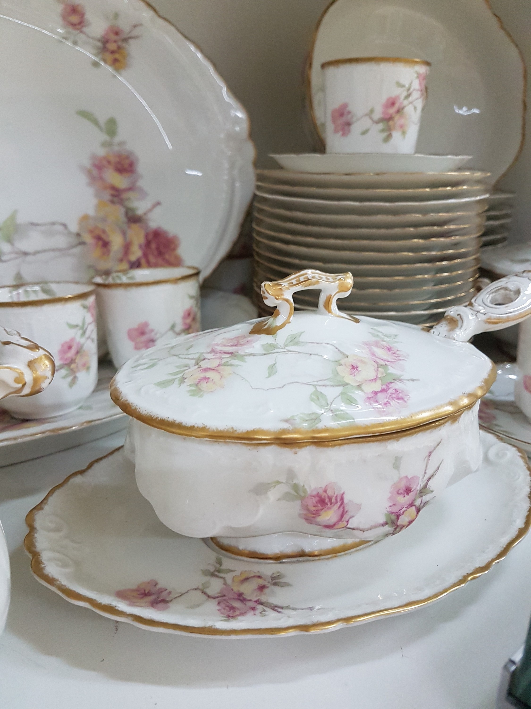 Detail c: Service, Haviland & Co, Limoges, 20. Jh., Blumendekor, 9 Tassen mit UT, 18 Kuchenteller D. 13cm, 8 Brotteller D. 21,5 cm, 8 Suppenteller, D. 24, 6 ...