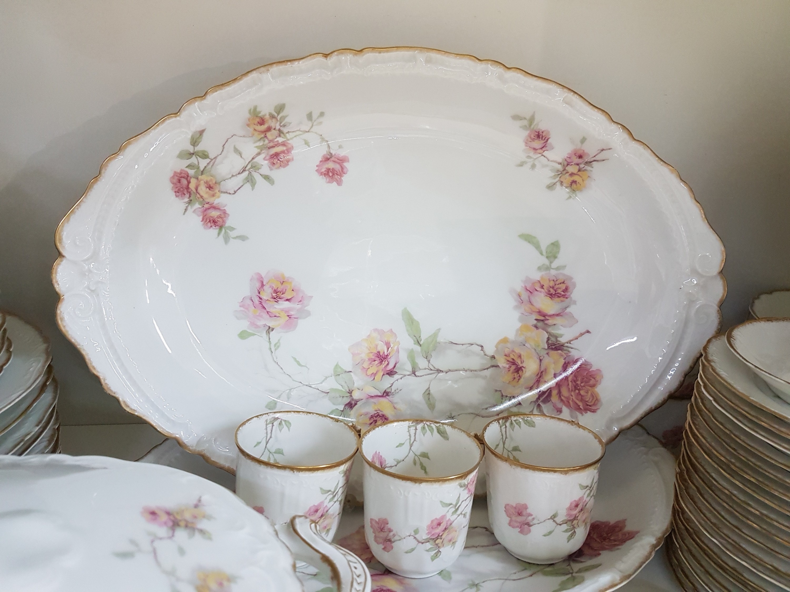 Detail d: Service, Haviland & Co, Limoges, 20. Jh., Blumendekor, 9 Tassen mit UT, 18 Kuchenteller D. 13cm, 8 Brotteller D. 21,5 cm, 8 Suppenteller, D. 24, 6 ...