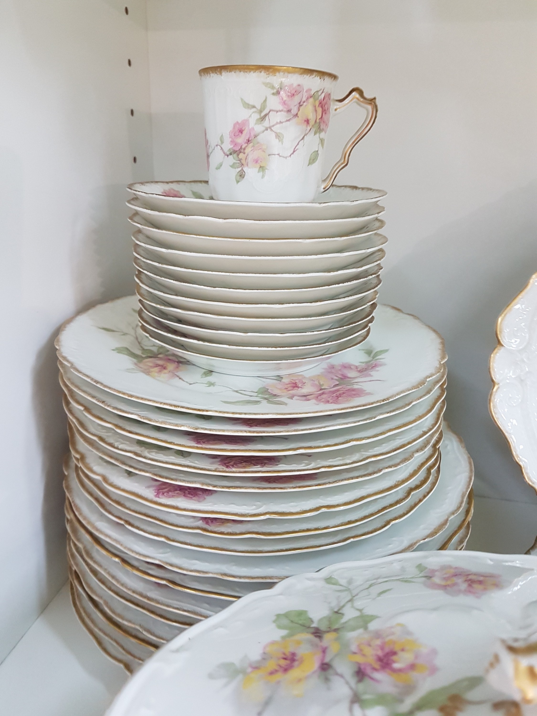 Detail e: Service, Haviland & Co, Limoges, 20. Jh., Blumendekor, 9 Tassen mit UT, 18 Kuchenteller D. 13cm, 8 Brotteller D. 21,5 cm, 8 Suppenteller, D. 24, 6 ...