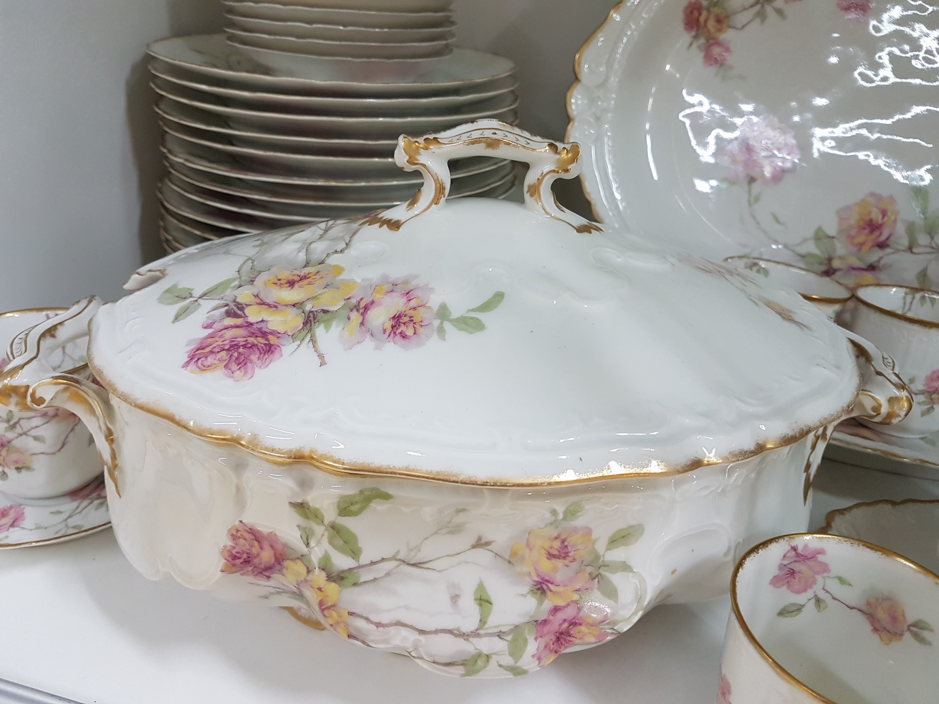 Detail f: Service, Haviland & Co, Limoges, 20. Jh., Blumendekor, 9 Tassen mit UT, 18 Kuchenteller D. 13cm, 8 Brotteller D. 21,5 cm, 8 Suppenteller, D. 24, 6 ...