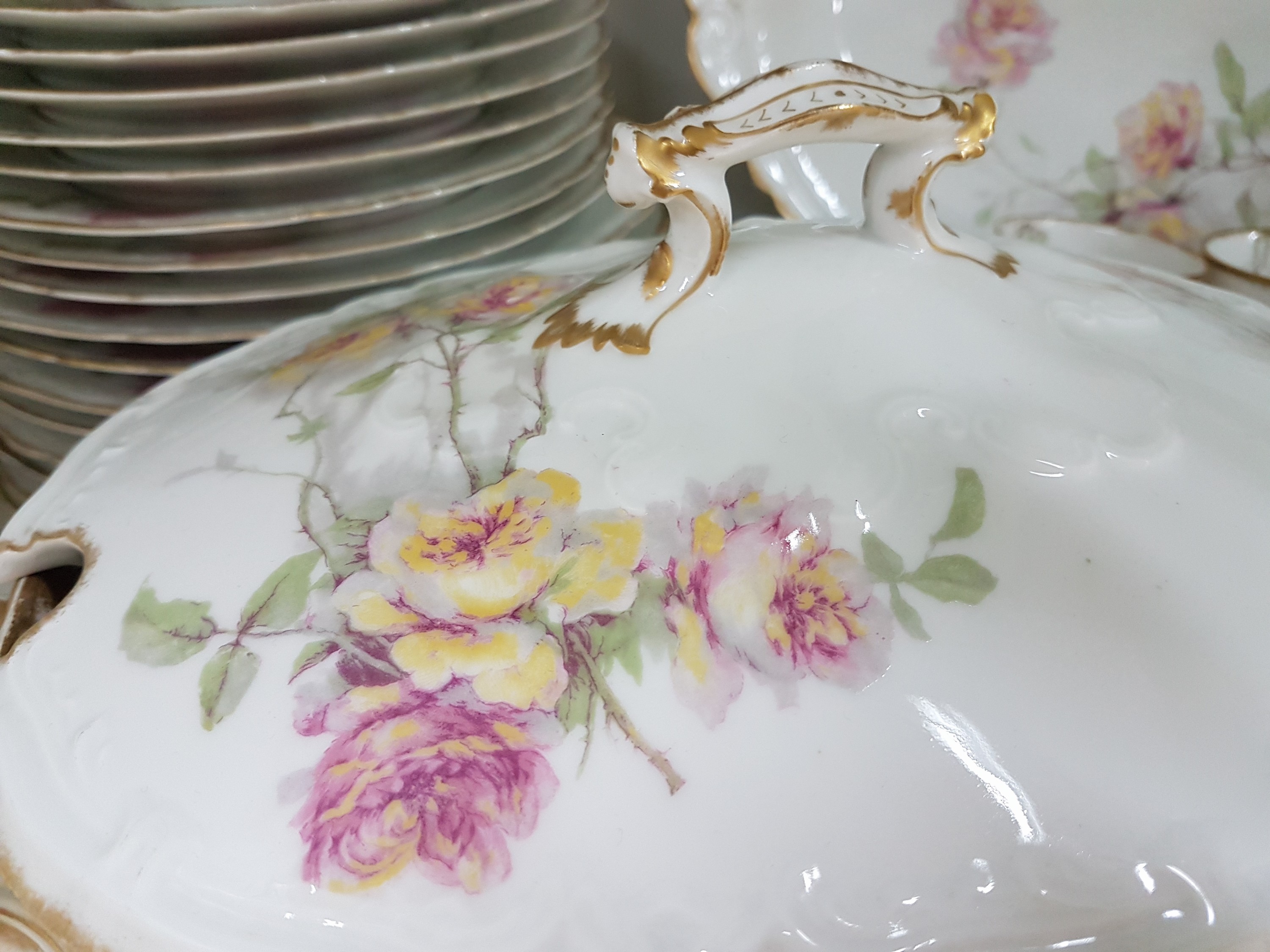 Detail h: Service, Haviland & Co, Limoges, 20. Jh., Blumendekor, 9 Tassen mit UT, 18 Kuchenteller D. 13cm, 8 Brotteller D. 21,5 cm, 8 Suppenteller, D. 24, 6 ...